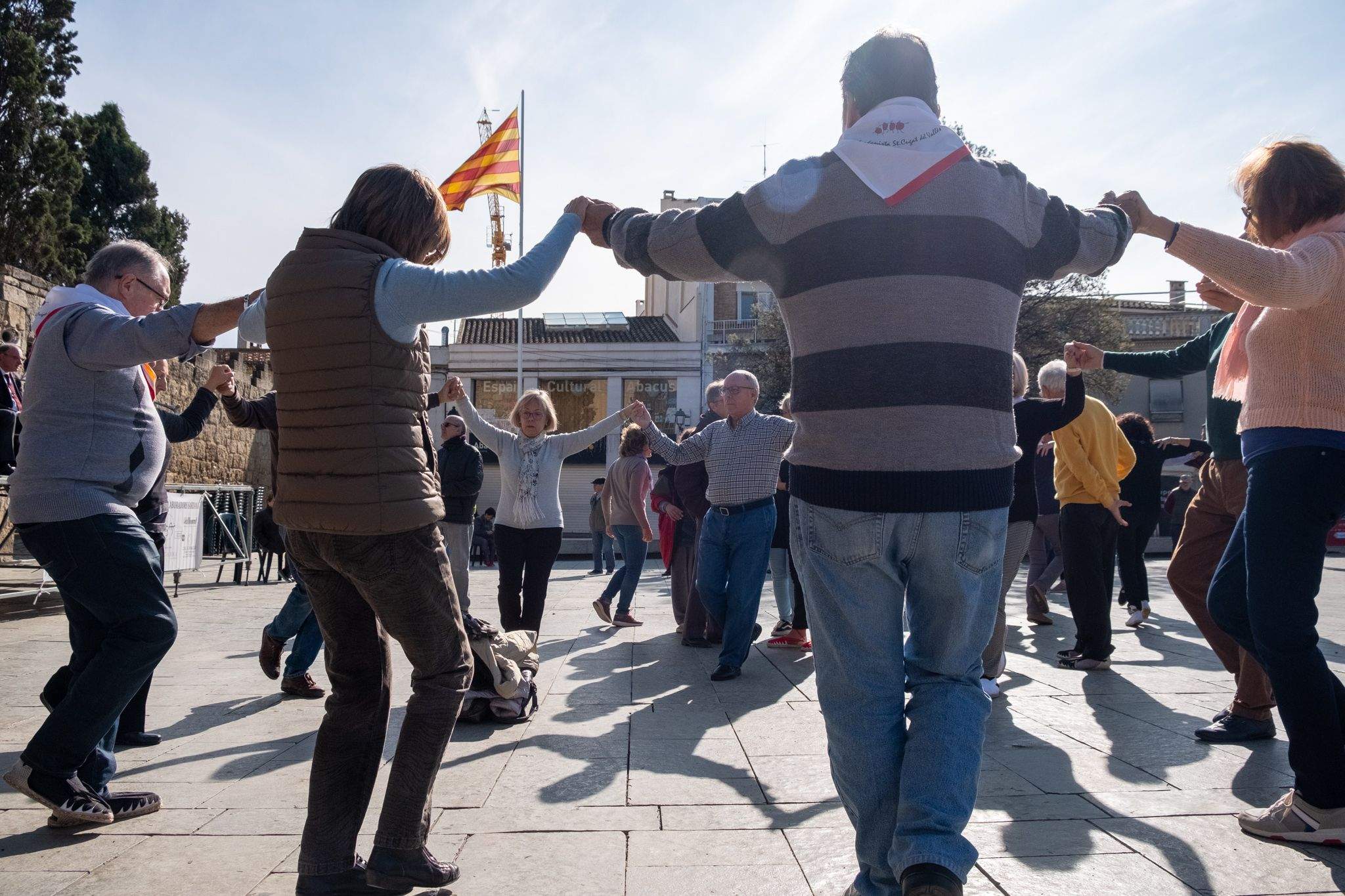 Ballada de sardanes a la plaça d'Octavià. FOTO: Ale Gómez