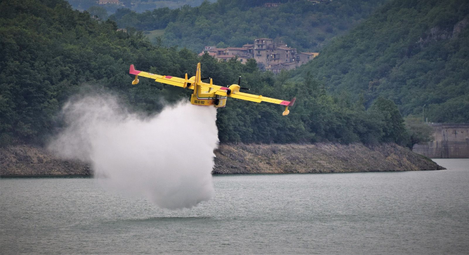Enrique J de Rojas Pérez   Soltando agua   Lago di Piediluco   Italia