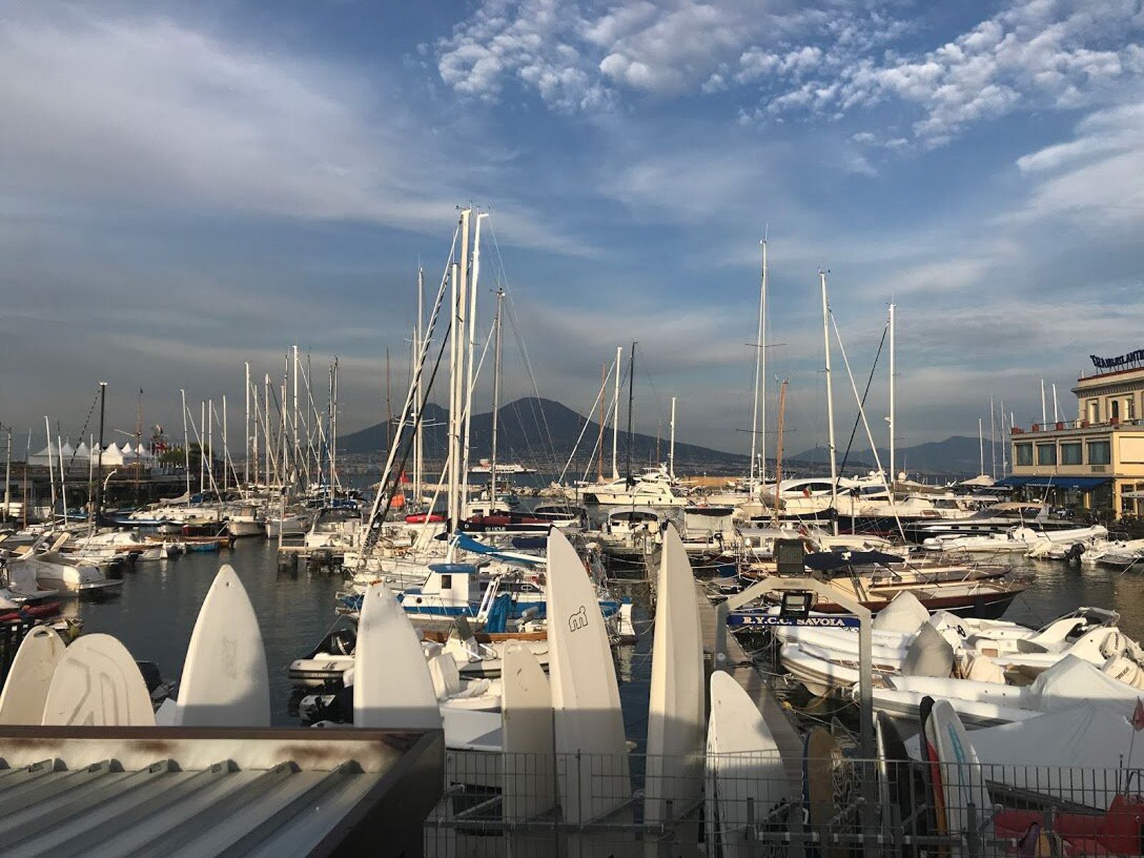 Fanny Alés   El Vesuvi entre barques   Nàpols