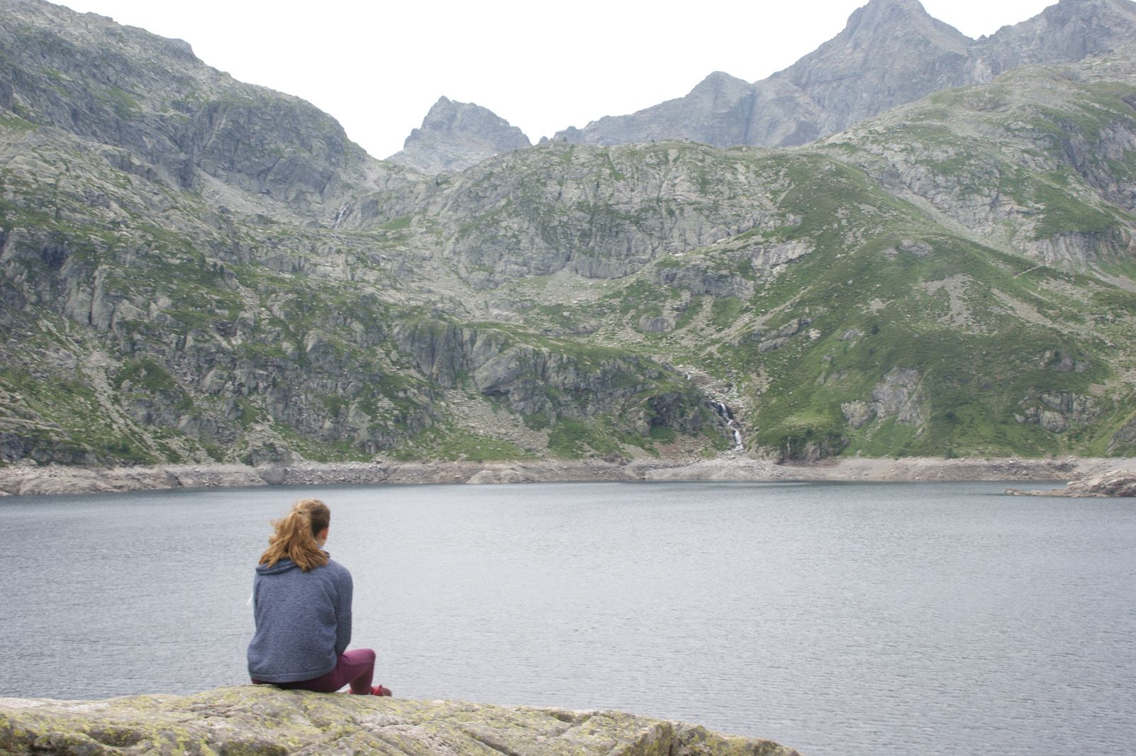 Júlia Garrell Gómez   camina, camina lluny, camina com qui vol saber ho tot, camina fins a trencar te, camina.   Biescas, Aragó