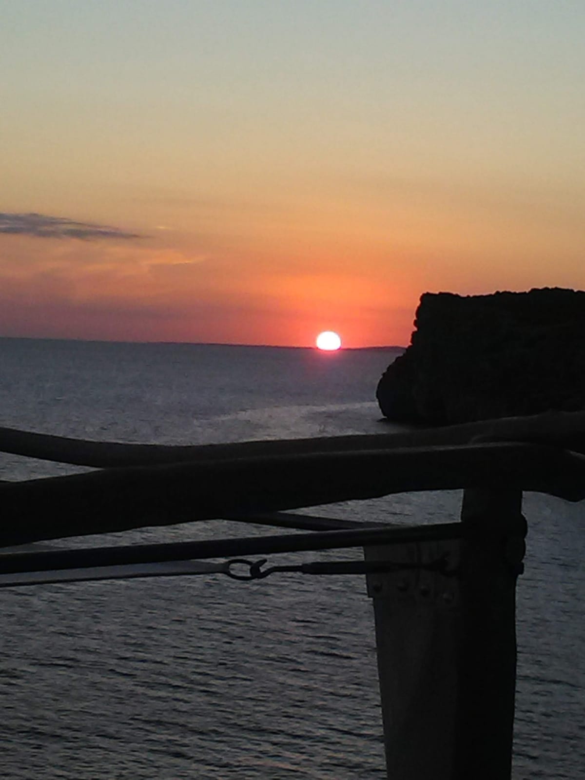 Lorenzo Zazo Guisado   El sol jugando al escondite   Coves d'en xoroi (Menorca)