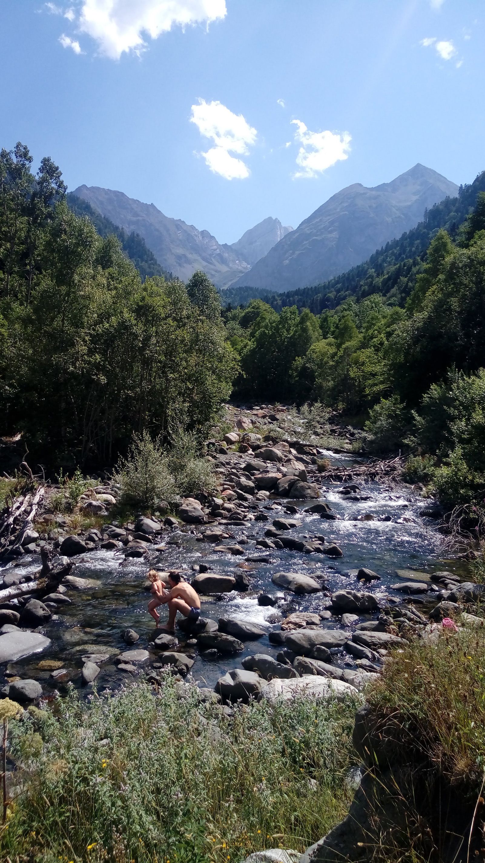 Núria Muñoz Sellares   Probant l'aigua fresqueta del riu   Artiga de Lin (Vall d'Aran)