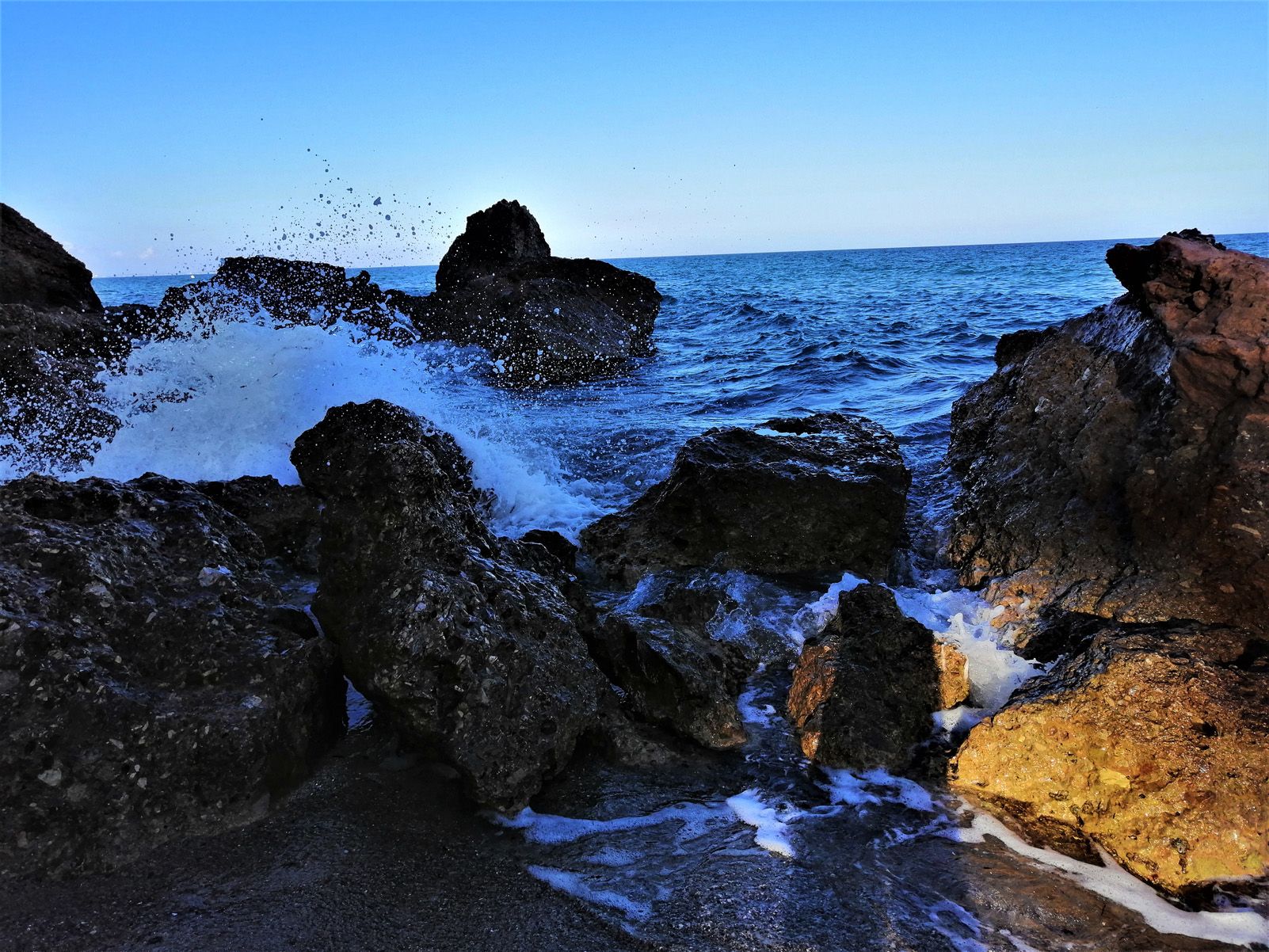 Pau Loscos Escolano   Mar picada entre les roques   Cala del Pescador (Miami Platja)