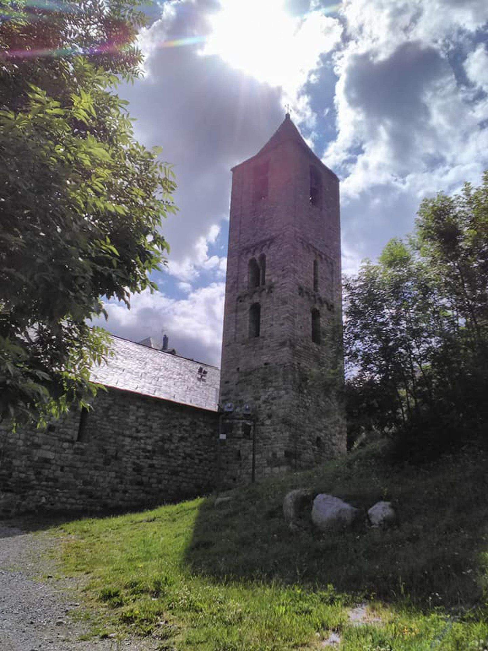 Pau Loscos Escolano   Sortida de sol entre núvols sobre l'església de Boí   Boí (Alta Ribagorça)