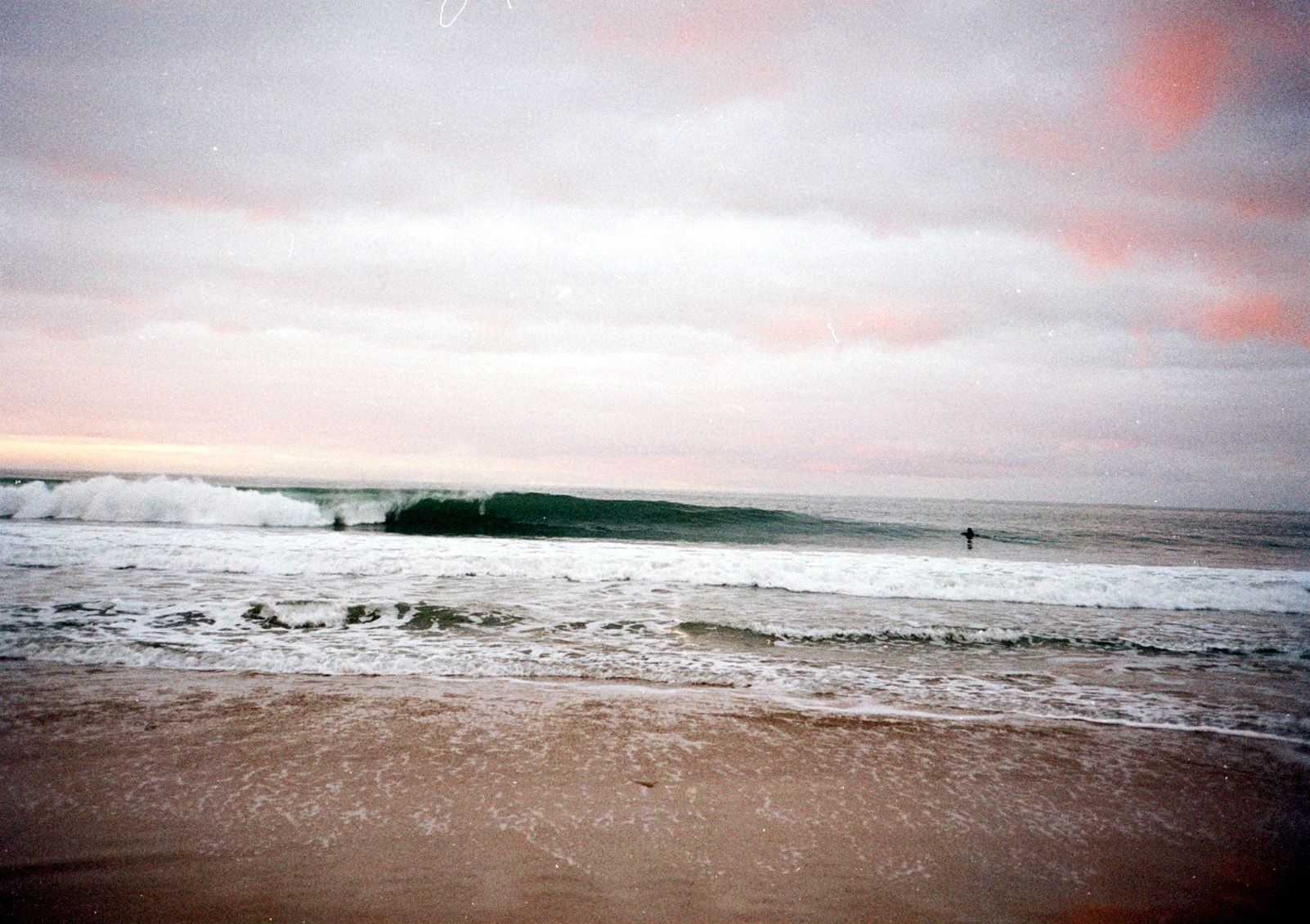 Roland FERCOCQ   L'ona del mati   Praia de Carcavelos   Portugal   analogic
