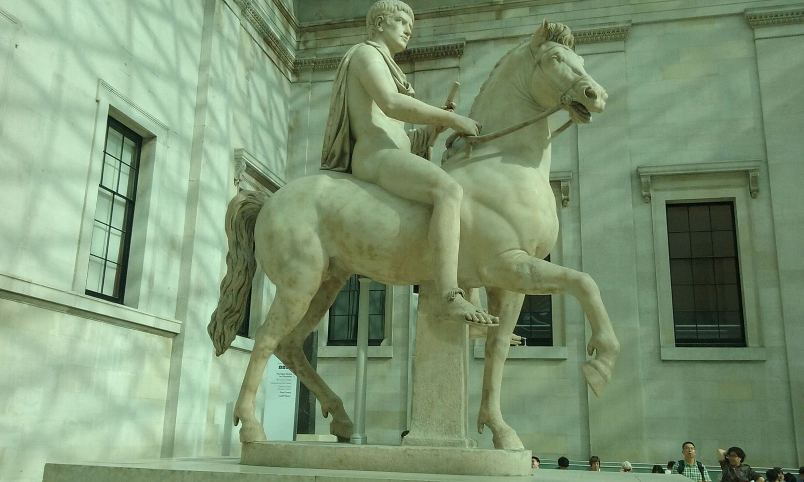 Salvador Mora  Ribatallada   Cavalcant pel museu   Londres