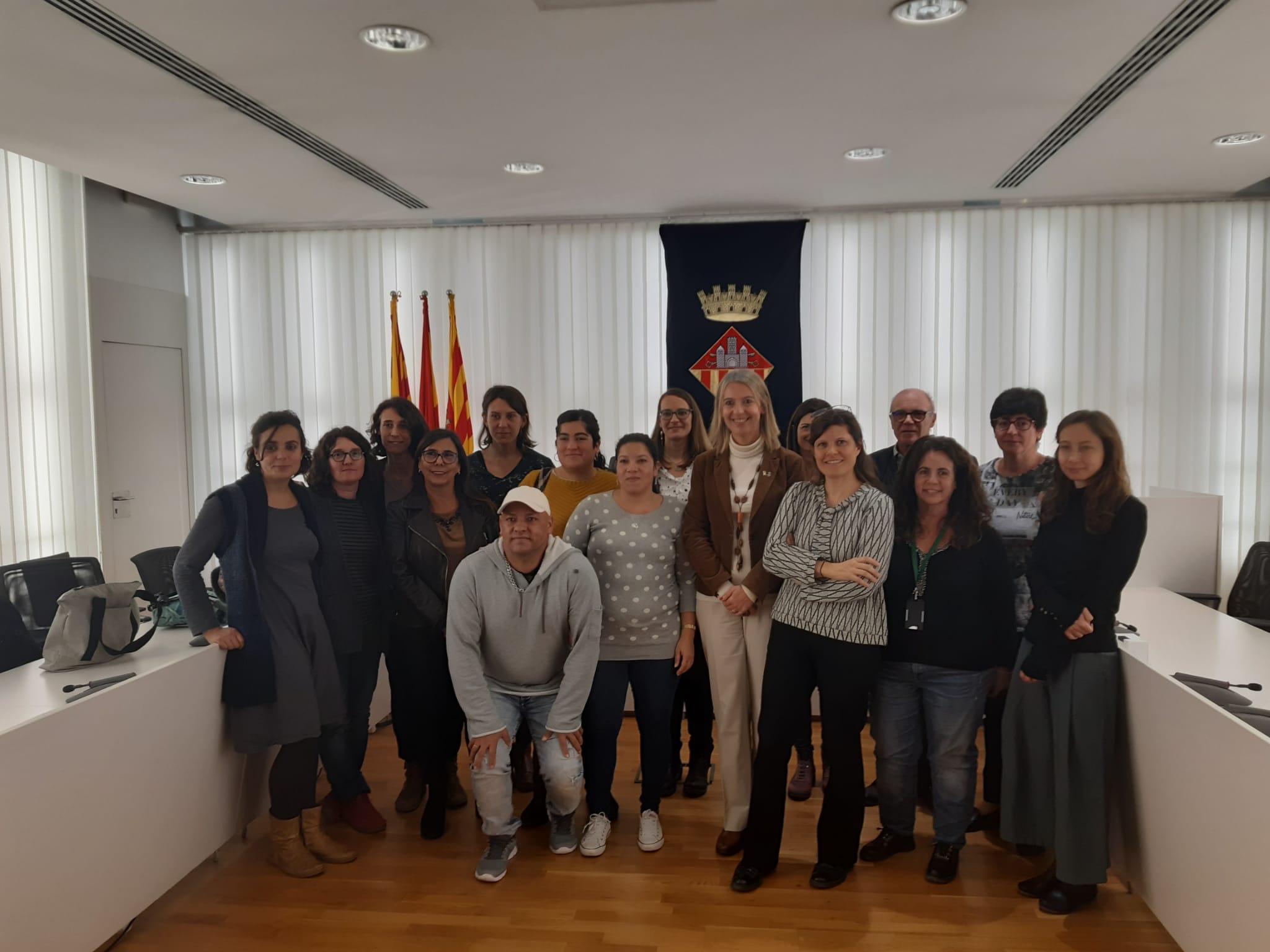 Foto de família en l'acte de rebuda de l'activista Milena Flores. FOTO: Ferran Mitjà