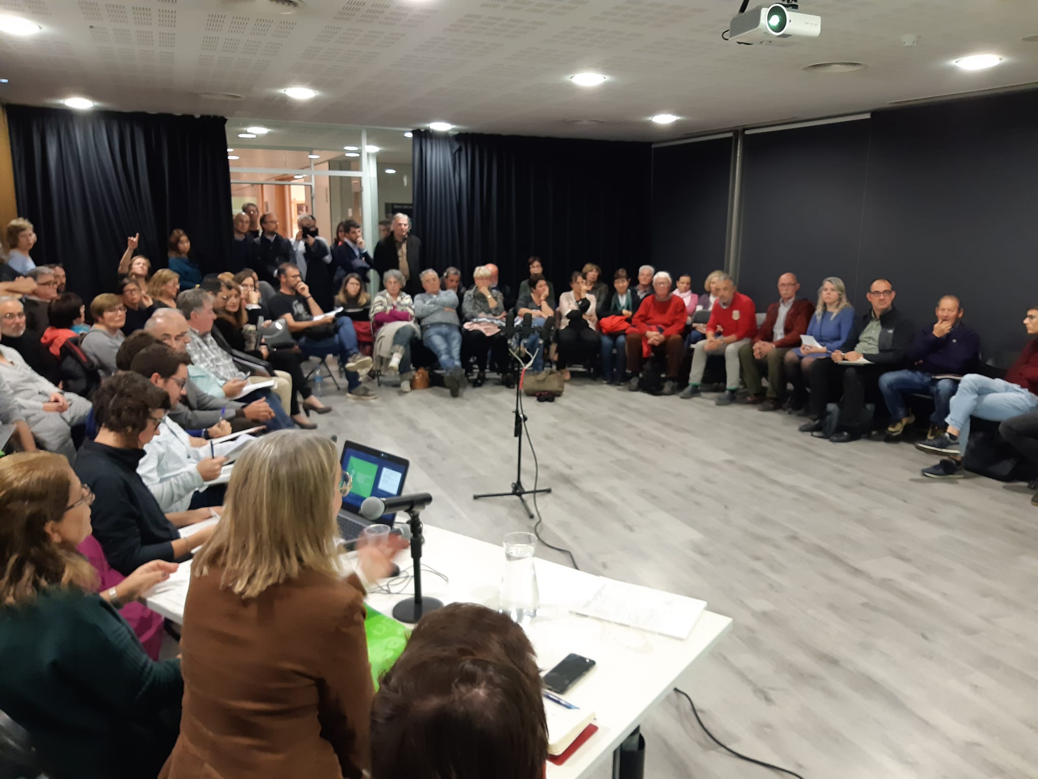 Sessió de constitució del Consell de Barri de Mira-Sol. FOTO: Ferran Mitjà