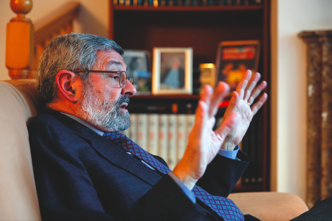 Entrevista a l’historiador santcugatenc Joan B. Culla des del sofà de casa seva. FOTO: Yves Dimant