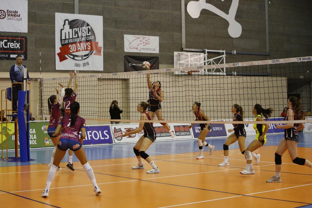 Acció del partit entre DSV CV Sant Cugat i OSACC Haro Rioja Voley. FOTO: Yves Dimant.