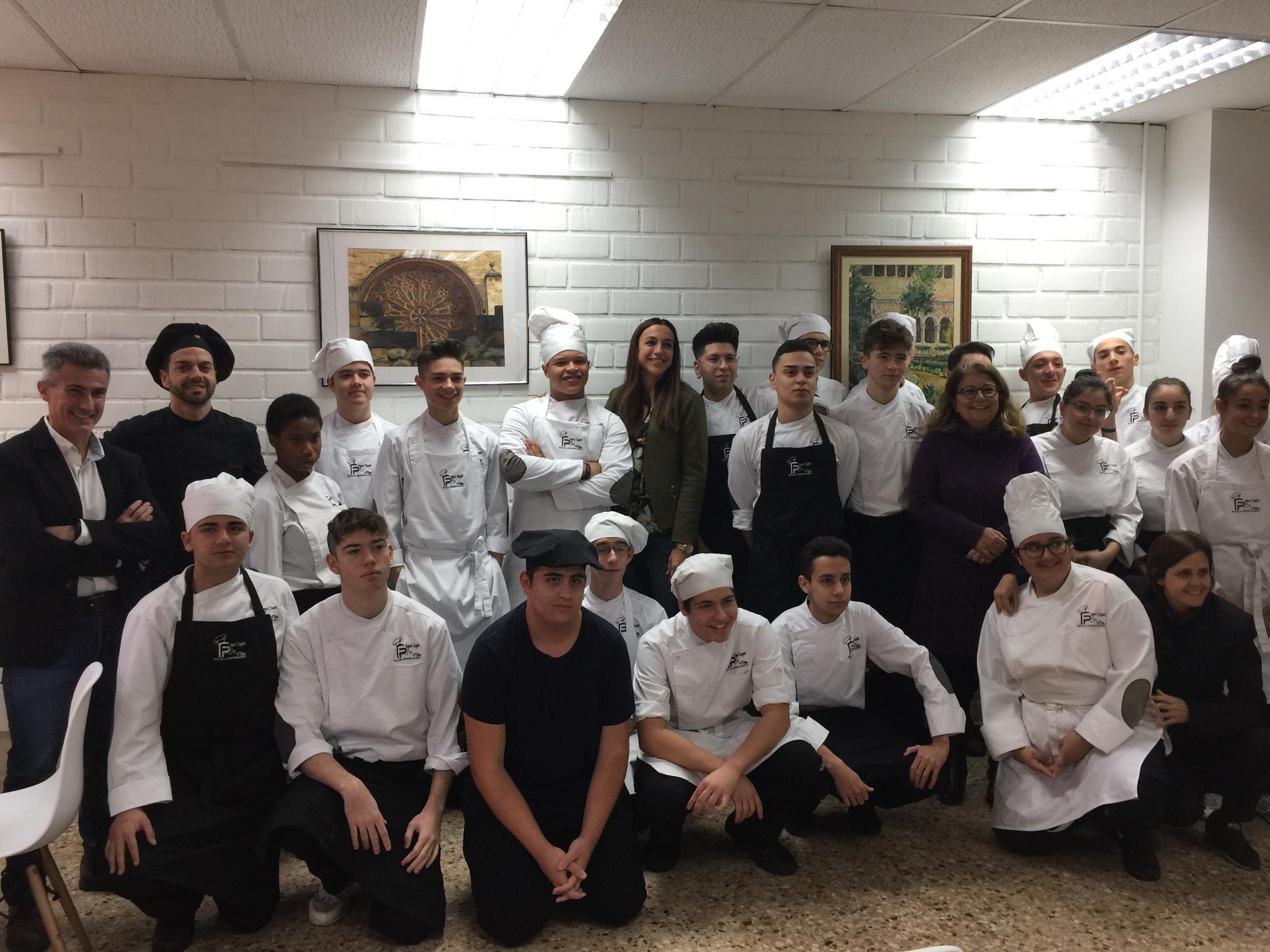 Foto de família amb els alumnes de la FP de Cuina. FOTO: Ferran Mitjà