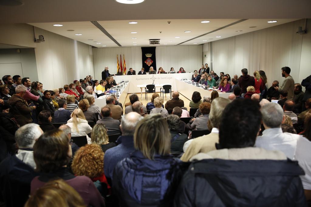 Molta participació a l'audiència pública del ple per protestar pel tribut metropolità. FOTO: Yves Dimant