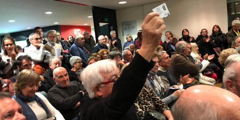 Protesta d'un dels assistents pel preu de transport per als jubilats. FOTO: TOT Sant Cugat