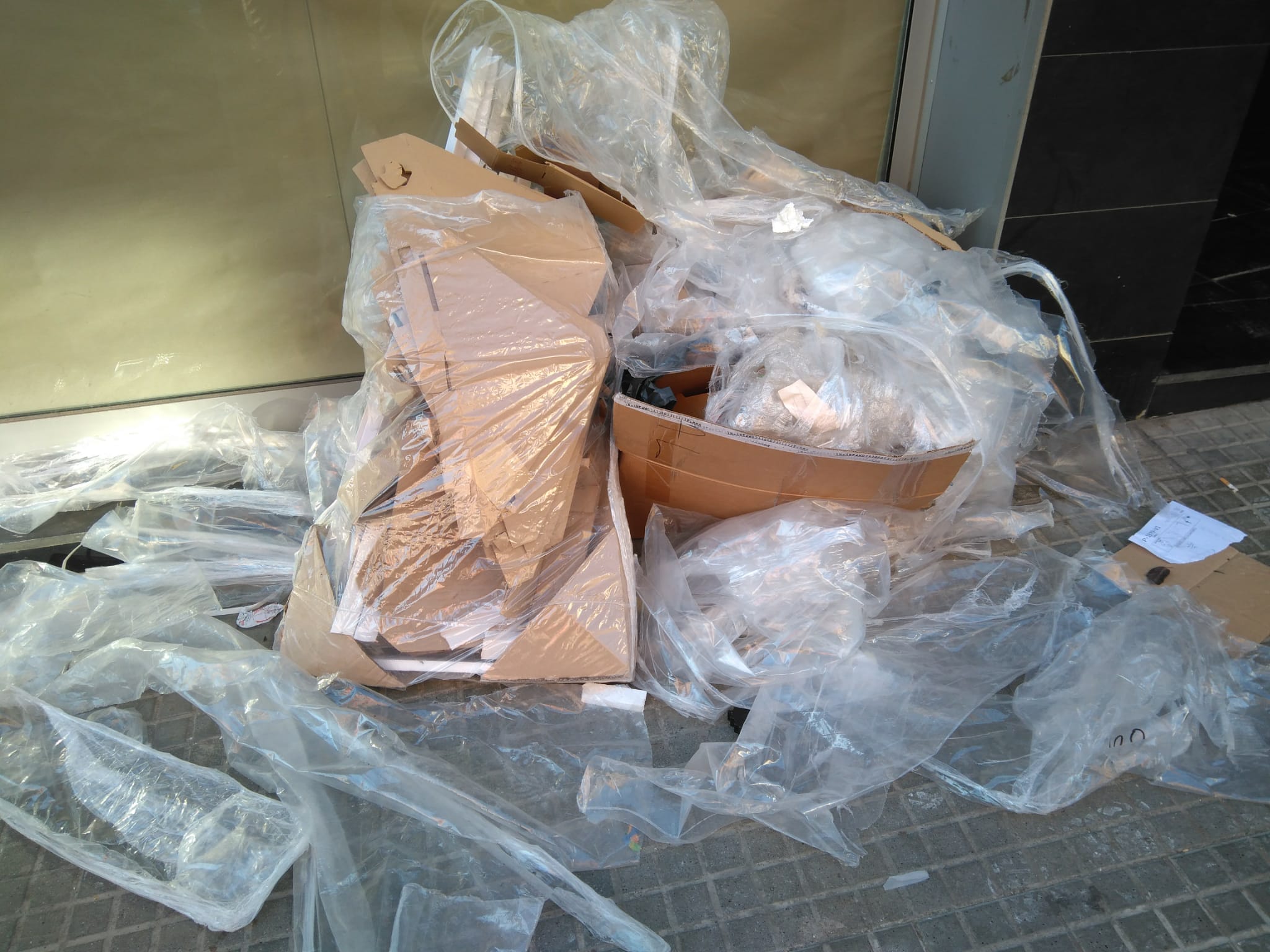 Cartrons a l'Avinguda de Rius i Taulet, sense recollir. FOTO: Maria del Carme Latorre Conte