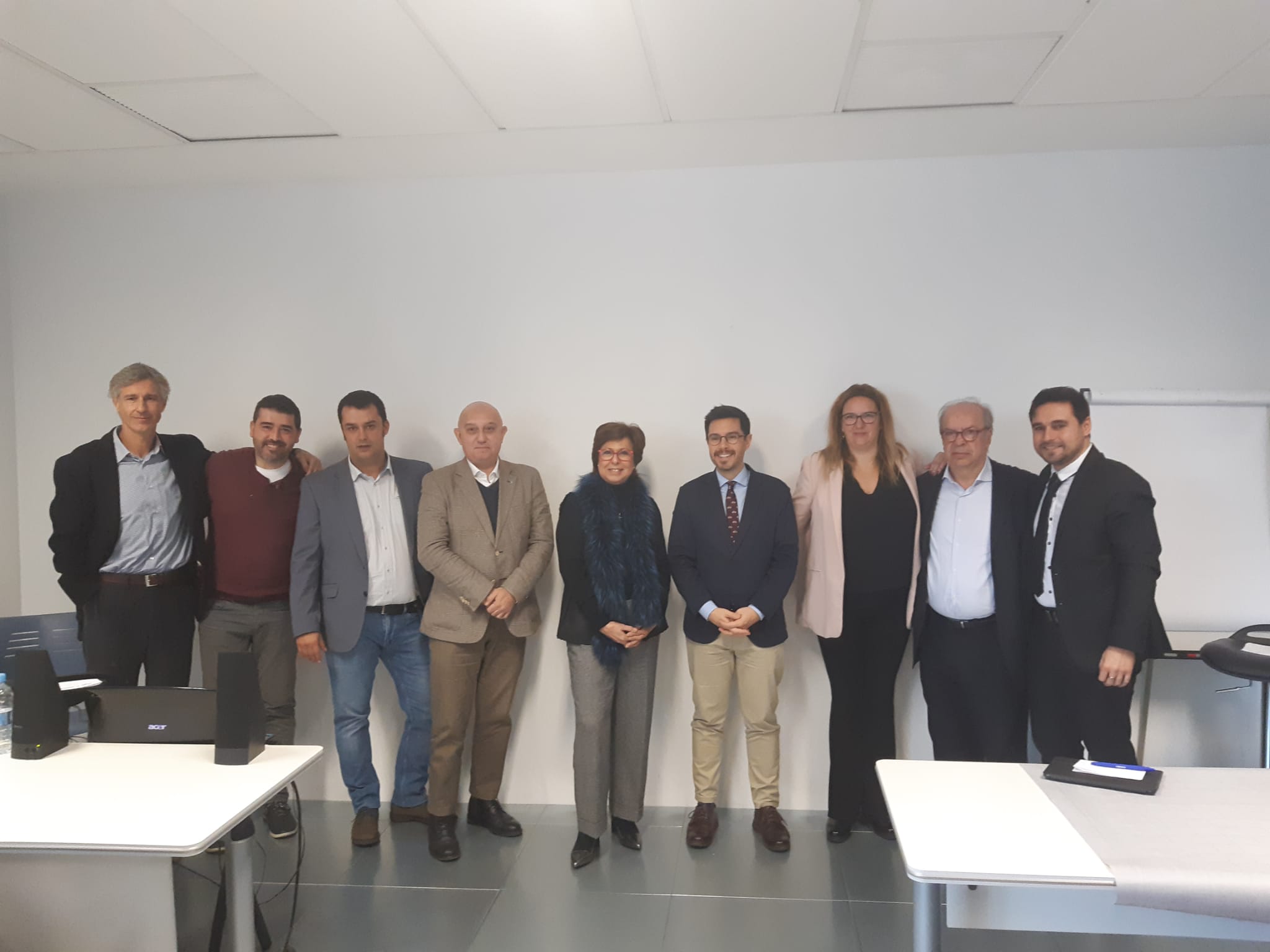 Foto de família d'IGS TOD TRAINIG, amb la CEO, Remei Gómez, i el convidat, Toni Aira, al centre. FOTO: Ferran Mitjà