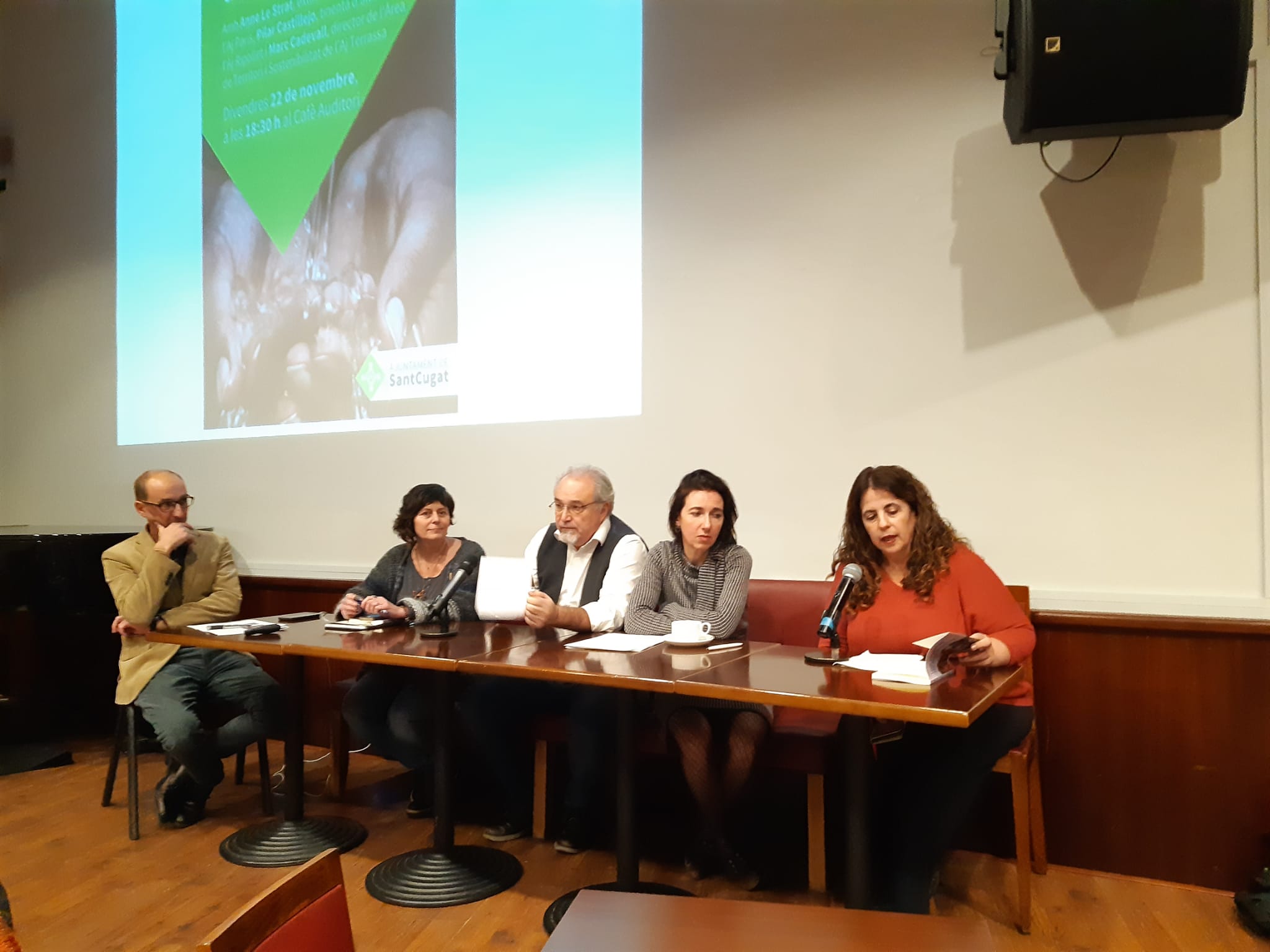 Conferència sobra la municipalització de l'aigua al Cafè Auditori. FOTO: Ferran Mitjà