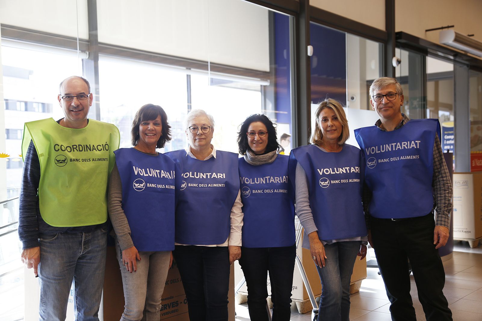 Equip de voluntaris al gran recapte d'alimentació a l'Esclat. FOTO: Anna Bassa