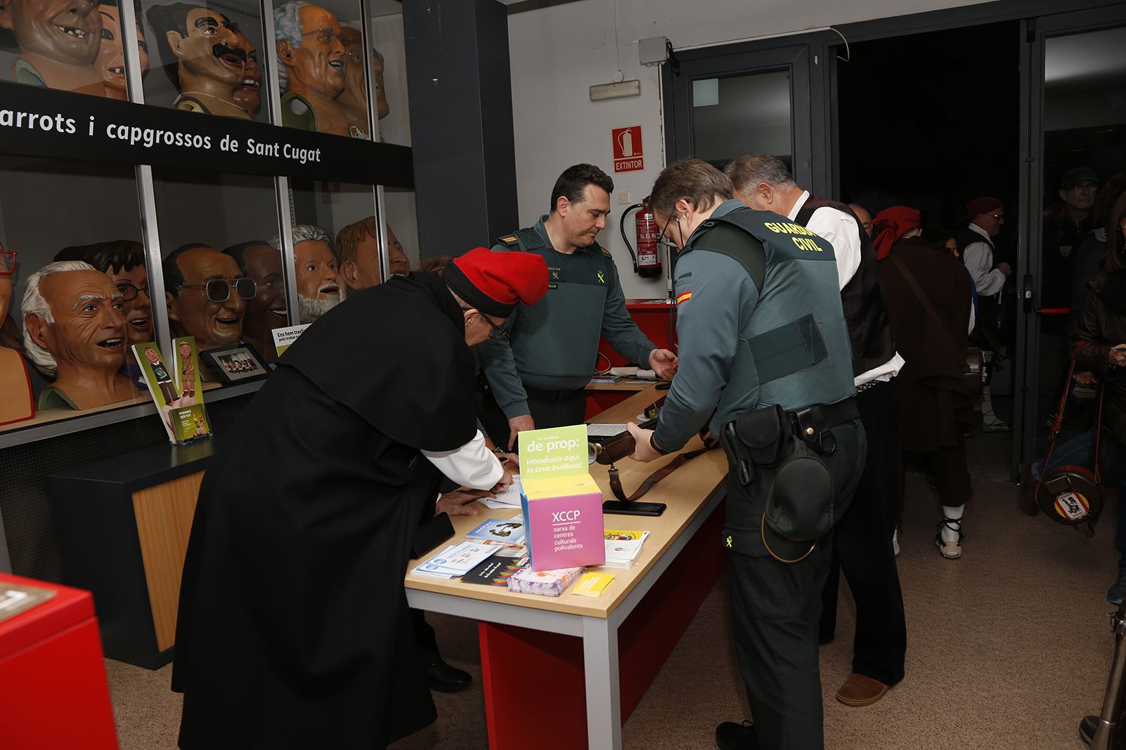 Revisió d'armes amb la Guàrdia Civil. FOTO: Anna Bassa