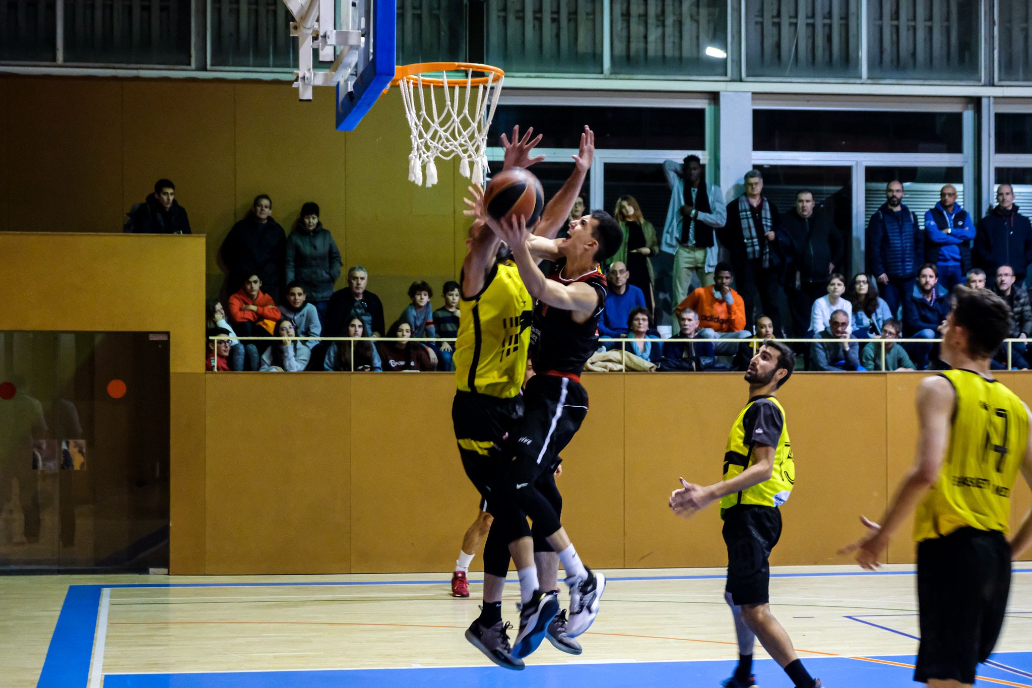 Acció del partit entre UE Sant Cugat i Invernandez Almeda. FOTO: Ale Gómez.