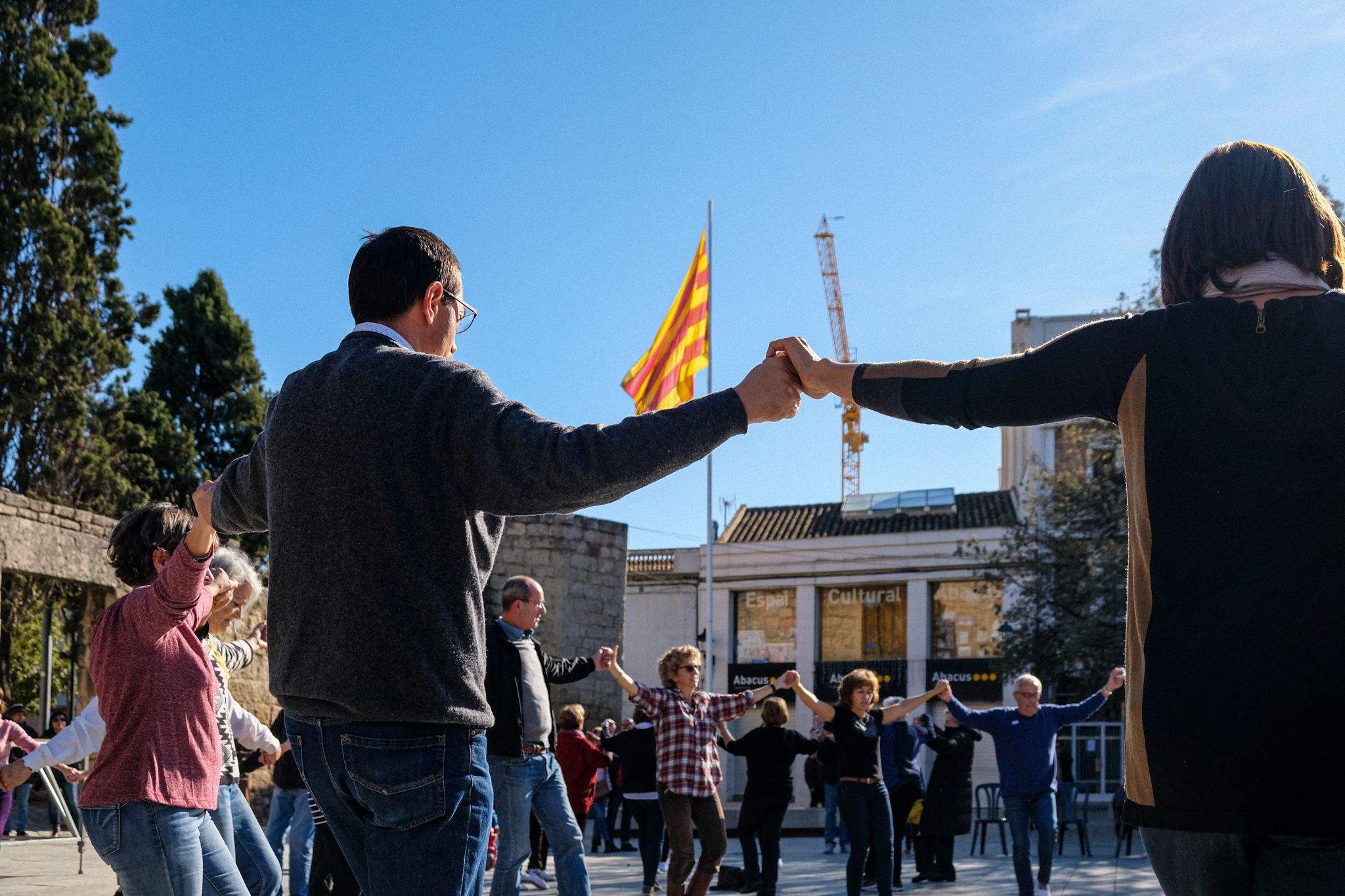 Ballada de sardanes a la plaça Octavià. FOTO: Ale Gómez