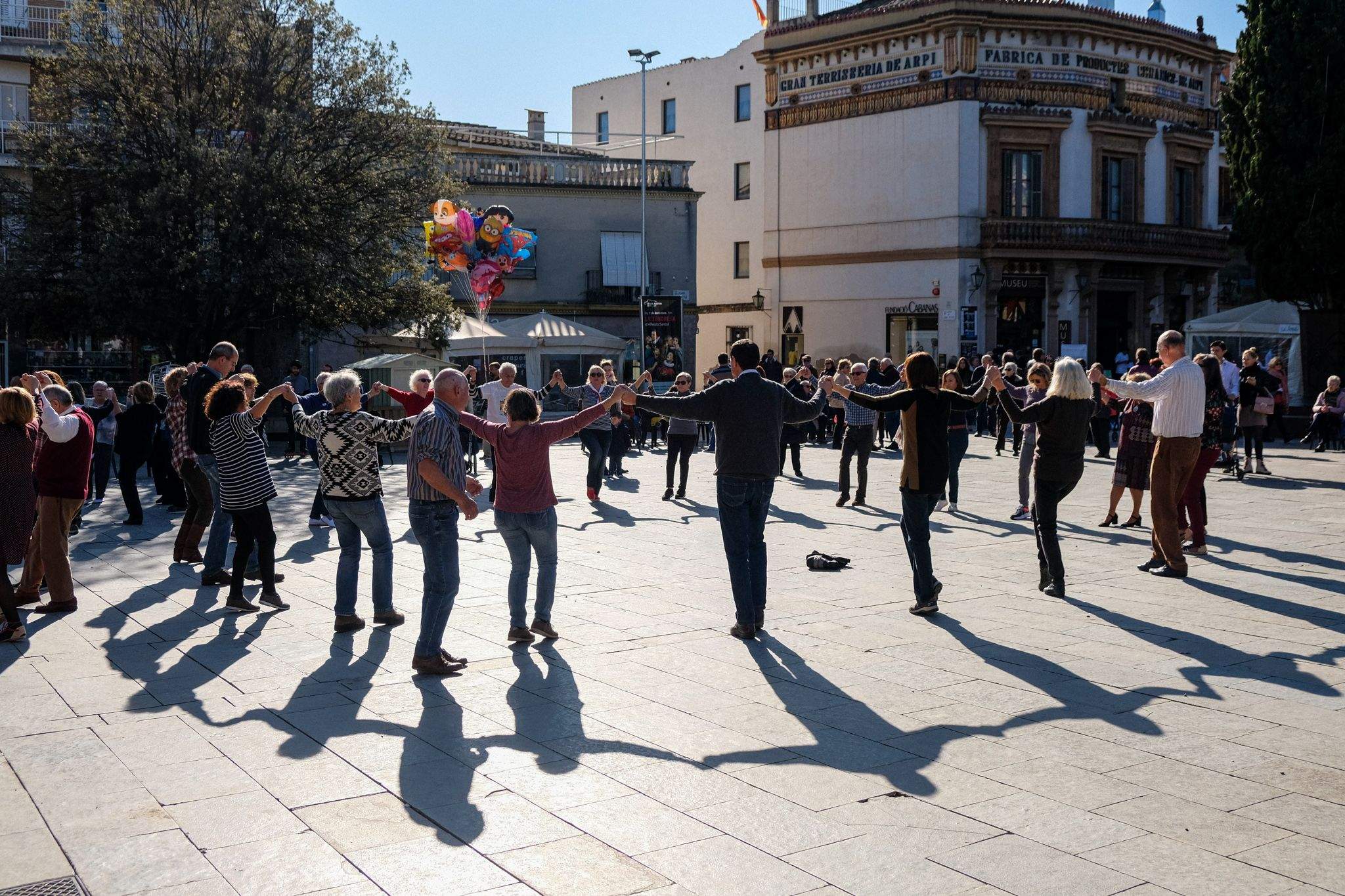 Ballada de sardanes a la plaça Octavià. FOTO: Ale Gómez