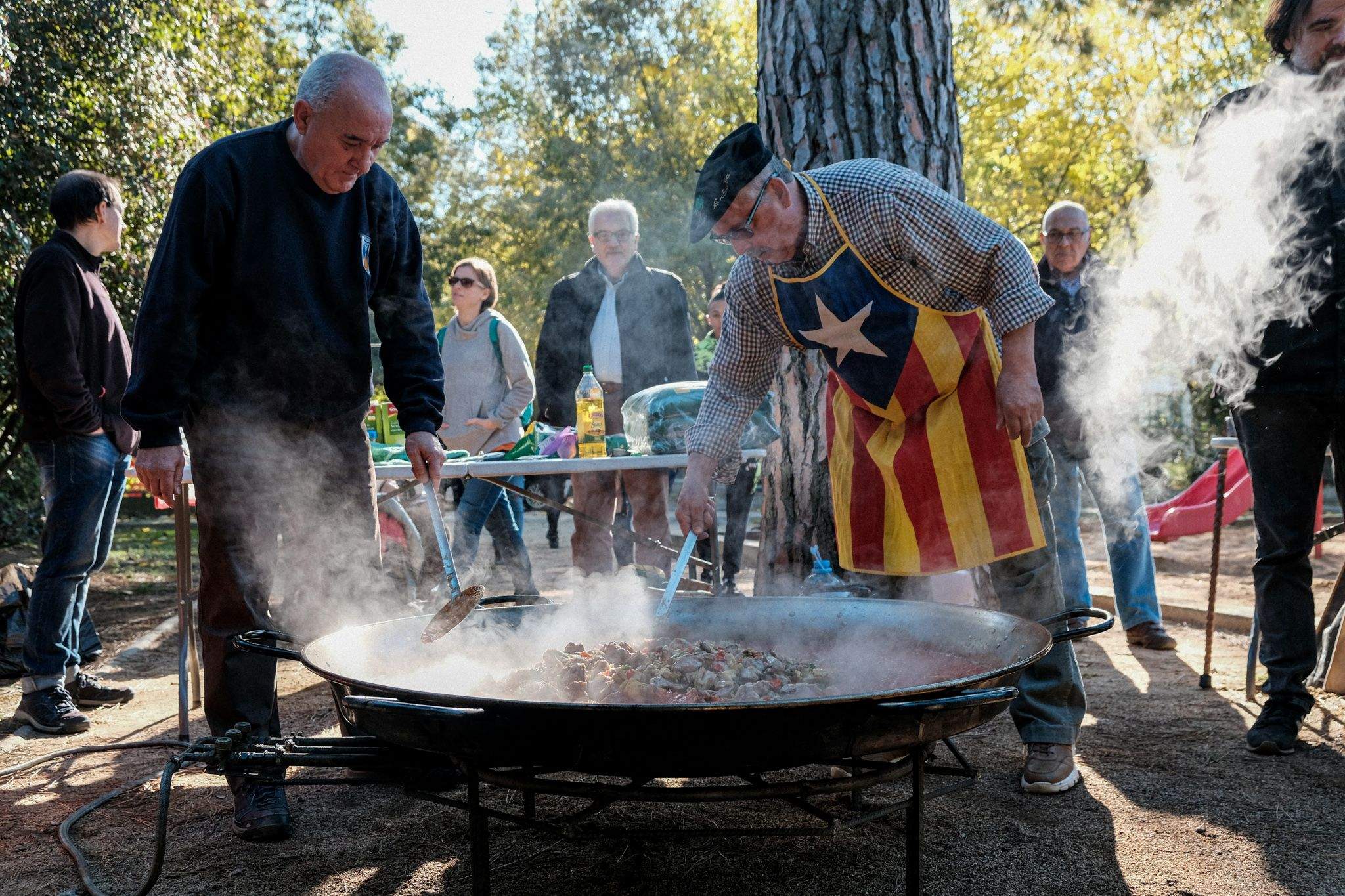 Paella popular per inaugurar l'arranjament de la Baixada de Can Llobet. FOTO: Ale Gómez