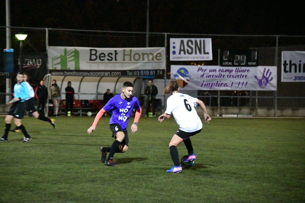  La primera edició del Partit Mixt Contra la Violència de Gènere va enfrontar els primers equips masculí i femení del Sant Cugat Futbol Club. FOTO: Localpres