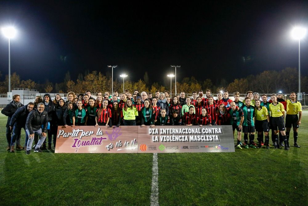 Els equips del Sant Cugat FC i CFU Mira-sol Baco, amb les autoritats. FOTO: Yves Dimant