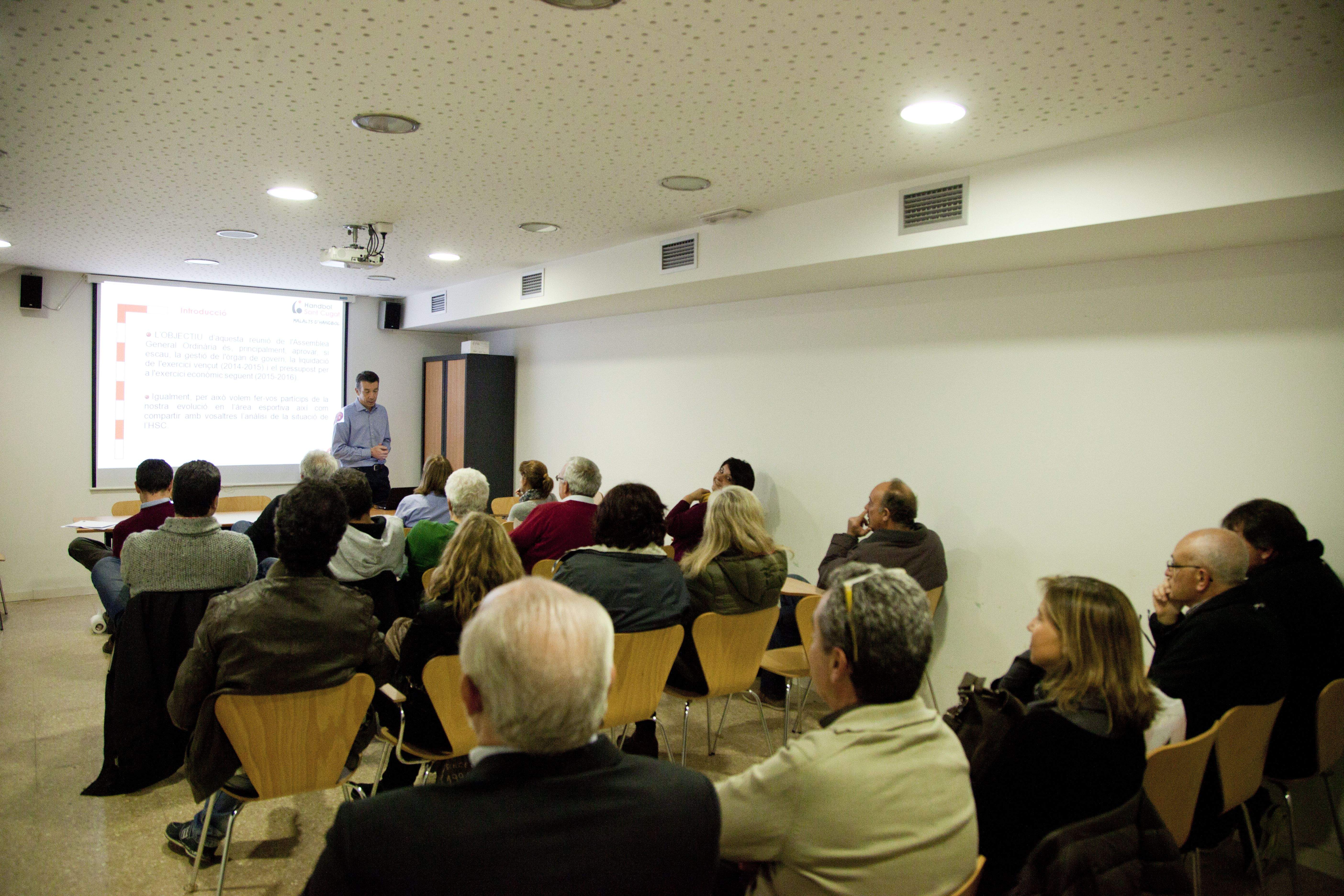Imatge de l'assemblea ordinària de socis del Club Handbol Sant Cugat del 2016. FOTO: Lali Puig