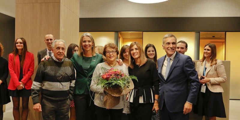 Reconeixement al matrimoni, client de CaixaBank. FOTO: Yves Dimant