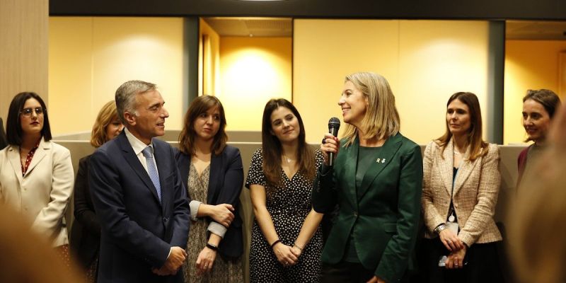 L'alcaldessa de Sant Cugat, Mireia Ingla, en la inauguració de l'store de CaixaBank. FOTO: Yves Dimant