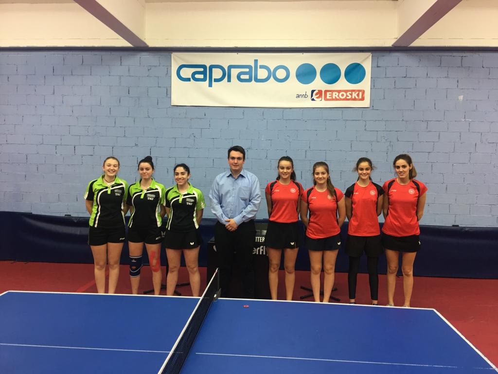 La UESC de tenis taula, de vermell, en el seu enfrontament vers al CTT Mediterráneo-Valencia. FOTO: Cedida