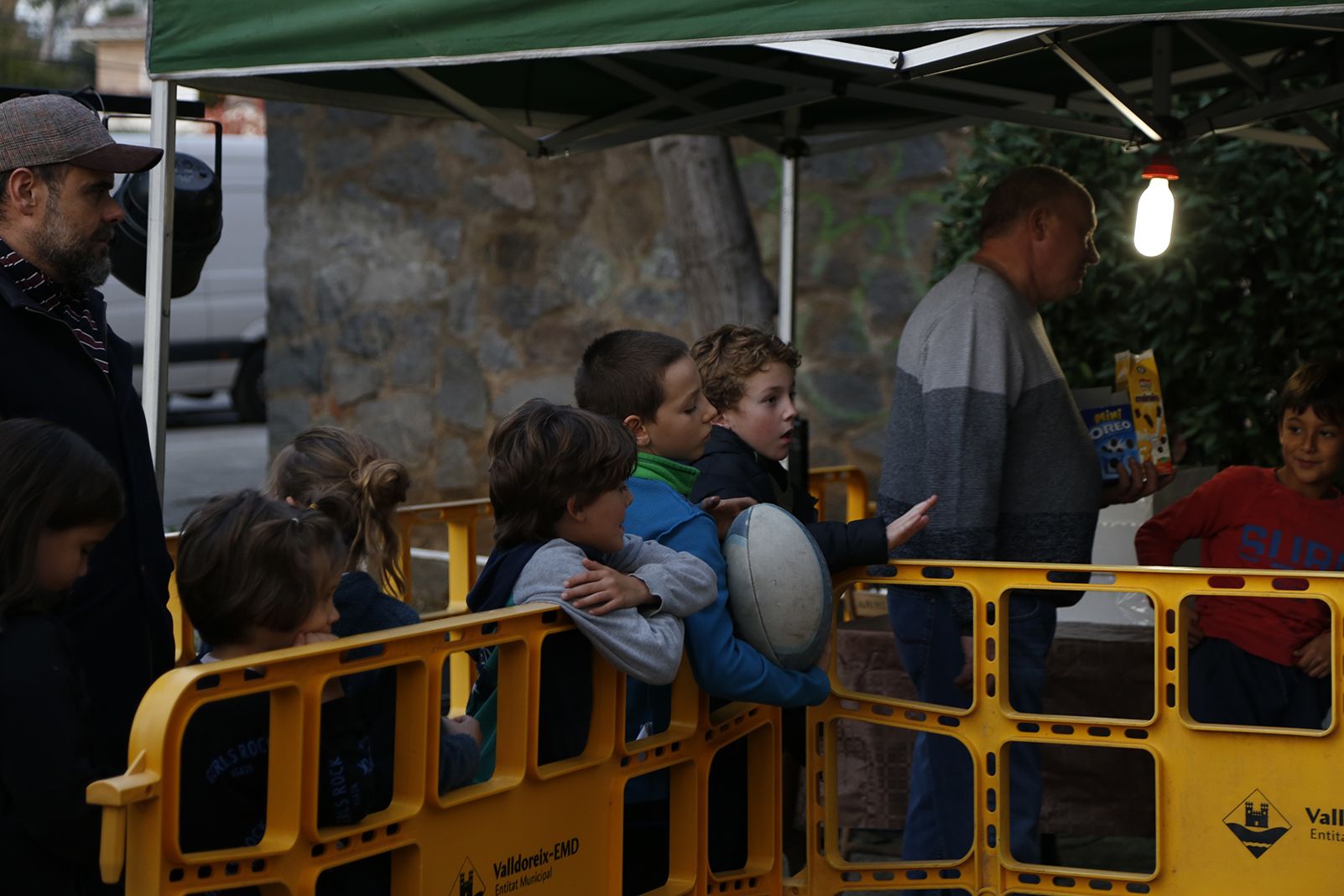 Xocolatada a l'encesa de llums de l'arbre de nadal. FOTO: Anna Bassa