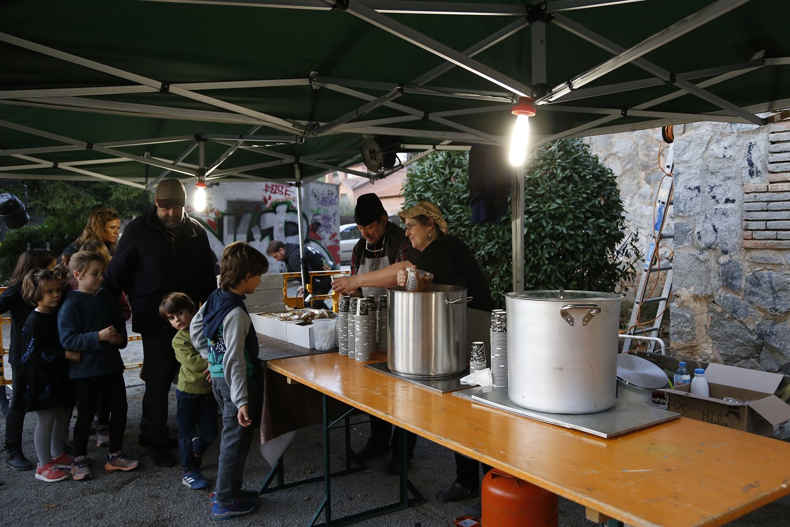 Xocolatada a l'encesa de llums de l'arbre de nadal. FOTO: Anna Bassa