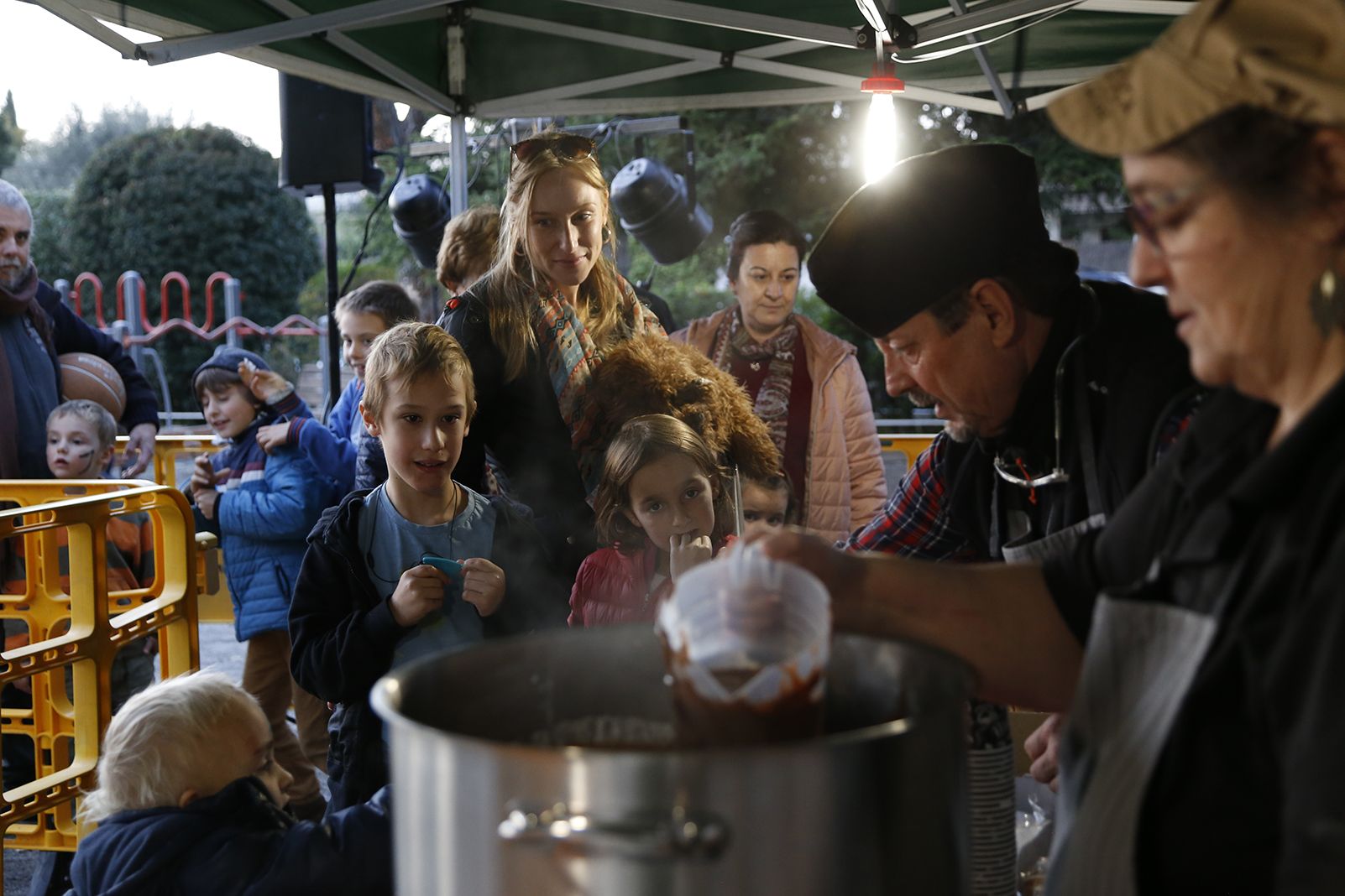 Xocolatada a l'encesa de llums de l'arbre de nadal. FOTO: Anna Bassa