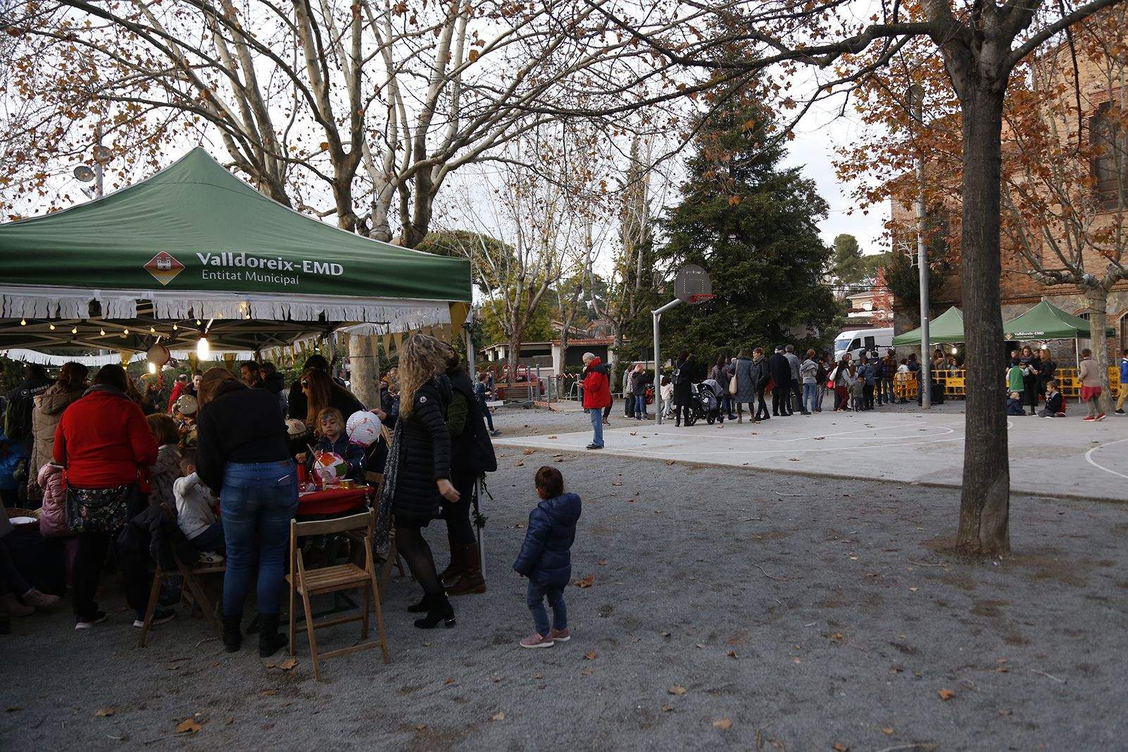 Tallers a l'encesa de llums de l'arbre de nadal. FOTO: Anna Bassa