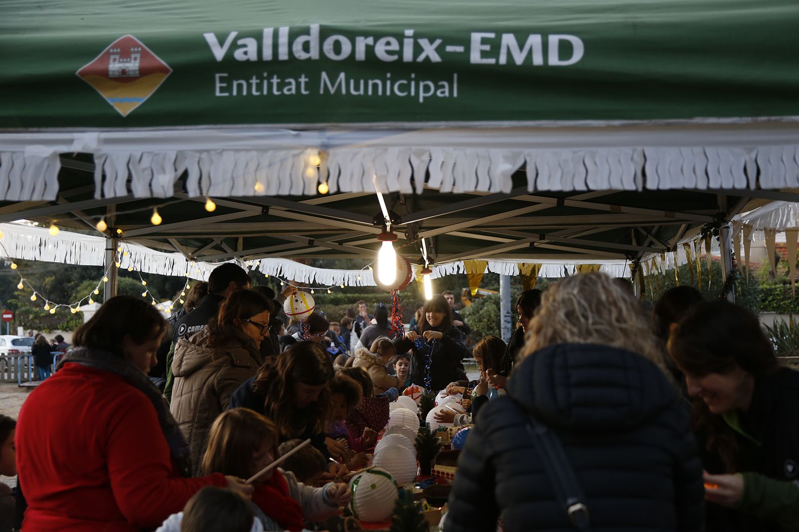 Tallers a l'encesa de llums de l'arbre de nadal. FOTO: Anna Bassa