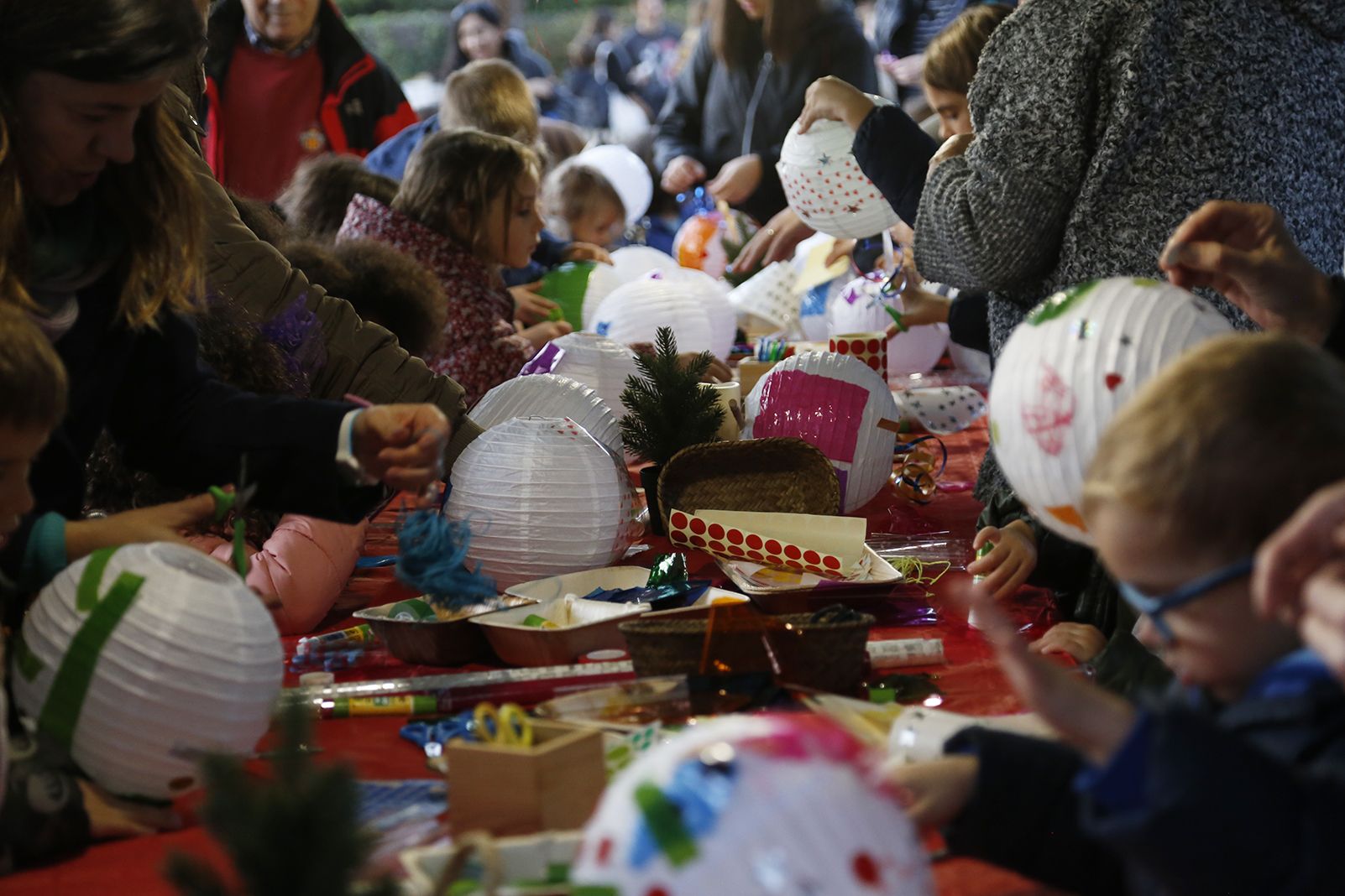 Tallers a l'encesa de llums de l'arbre de nadal. FOTO: Anna Bassa