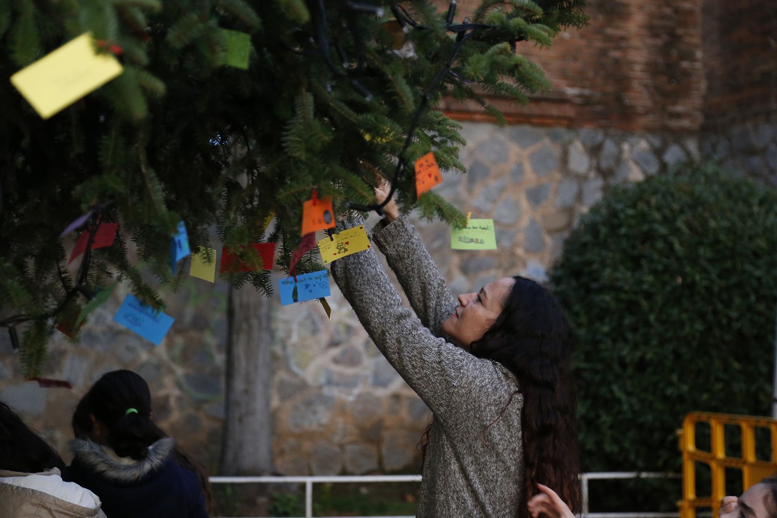 Desitjos a l'arbe de nadal de Valldoreix. FOTO: Anna Bassa
