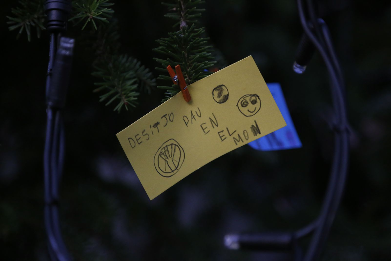 Desitjos a l'arbe de nadal de Valldoreix. FOTO: Anna Bassa