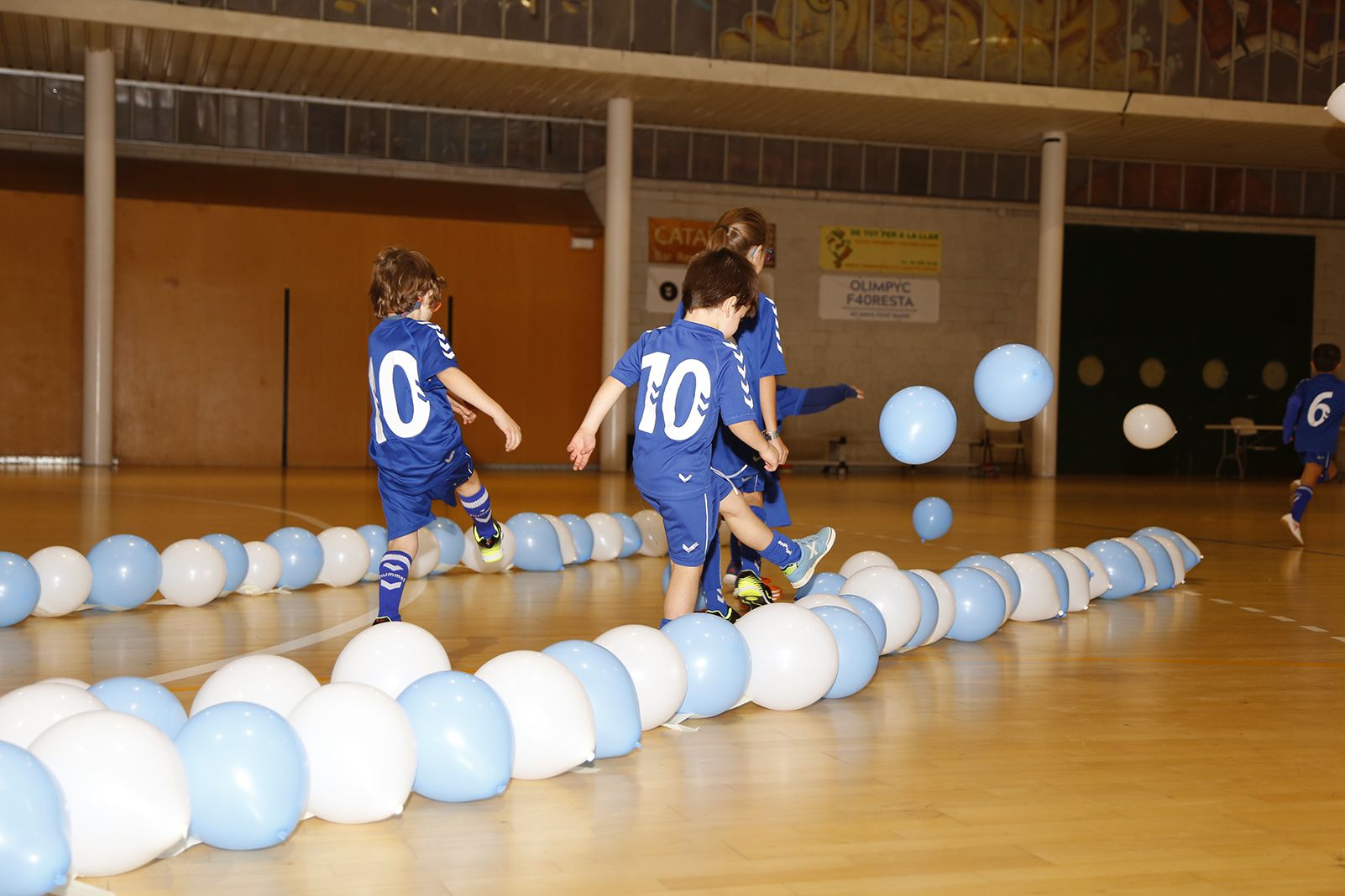 Entrada dels esportistes en la presentació d'equips de l'Olimpyc la Floresta de futbol sala. FOTO: Anna Bassa
