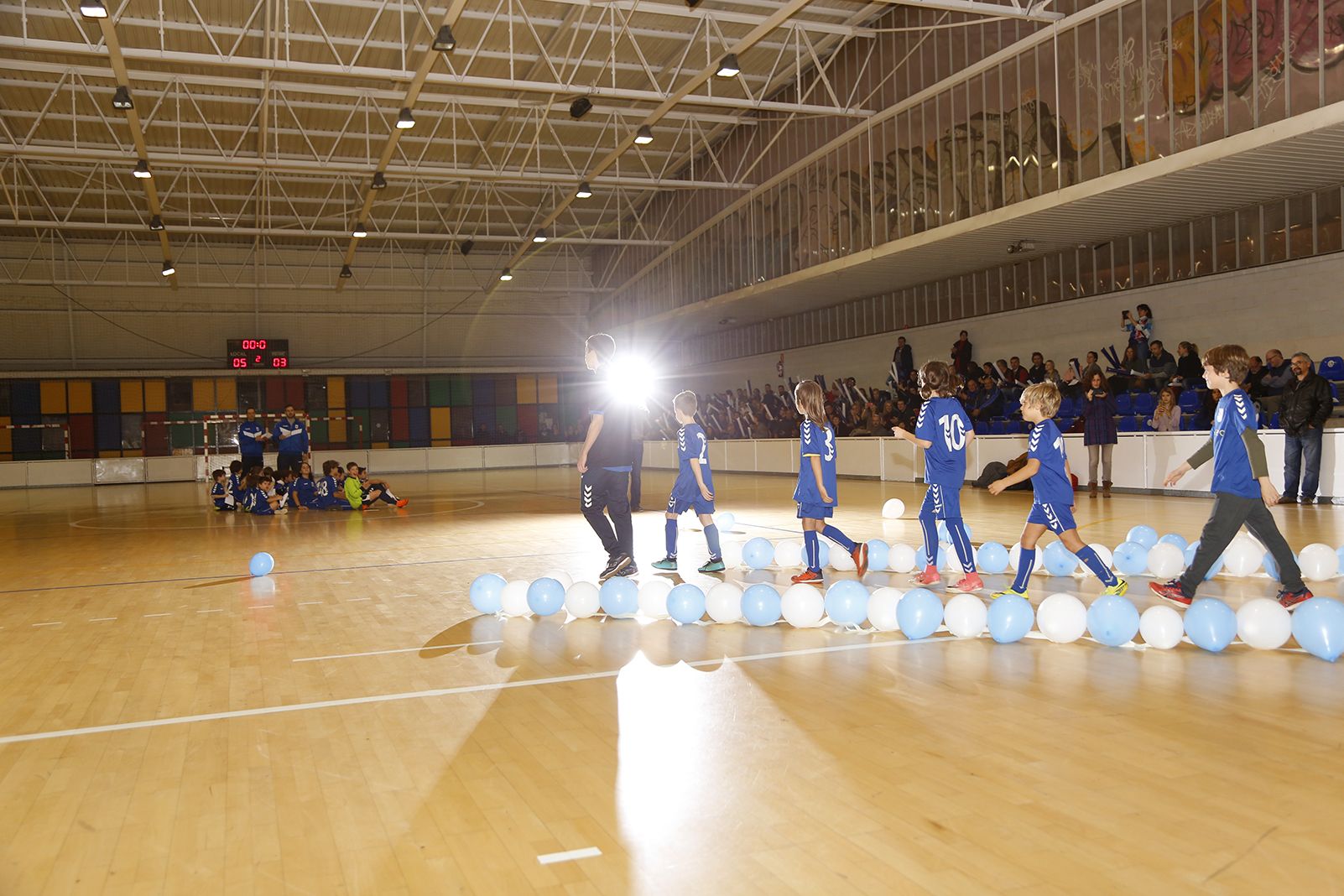 Entrada dels esportistes en la presentació d'equips de l'Olimpyc la Floresta de futbol sala. FOTO: Anna Bassa