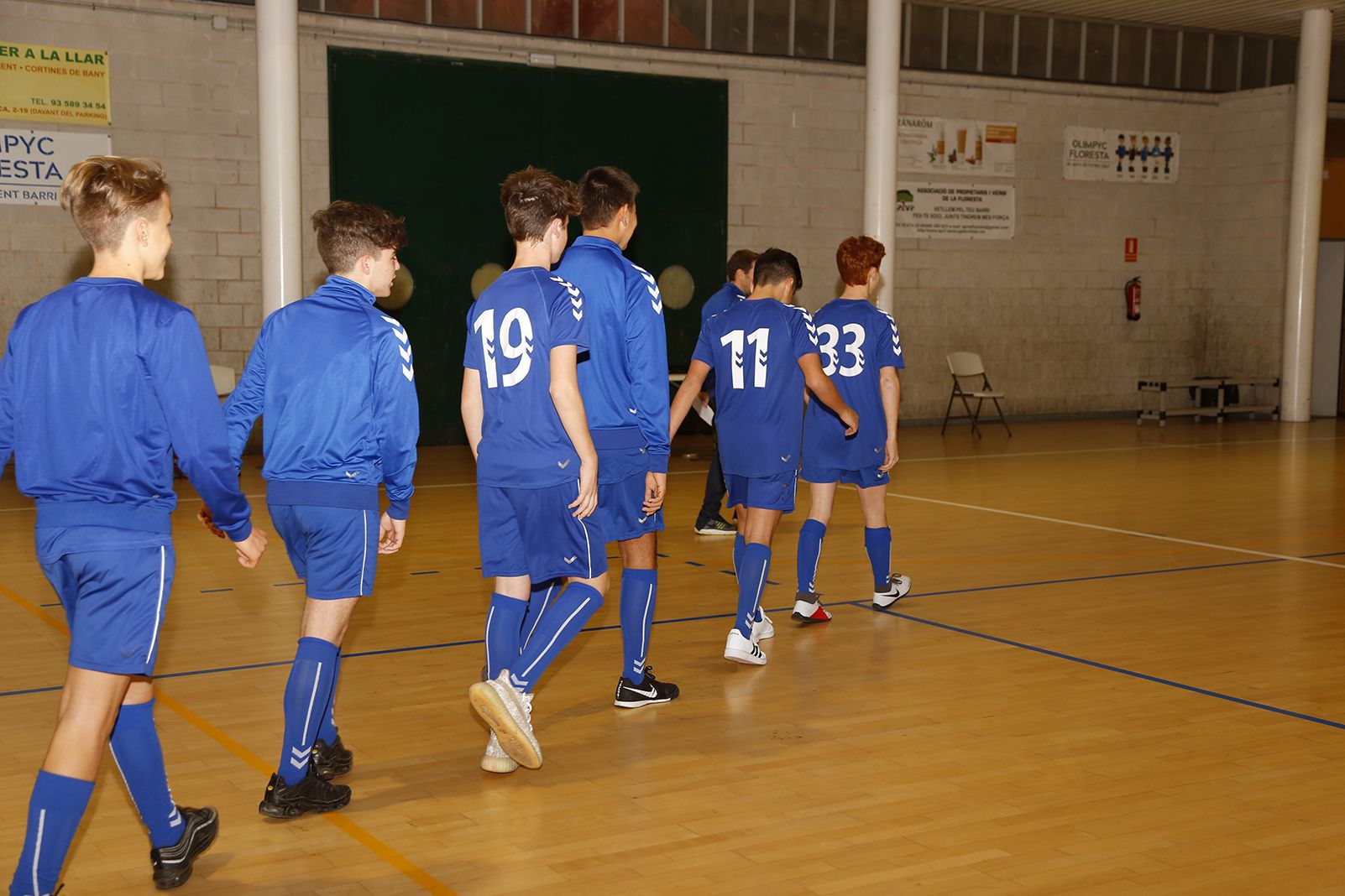 Entrada dels esportistes en la presentació d'equips de l'Olimpyc la Floresta de futbol sala. FOTO: Anna Bassa