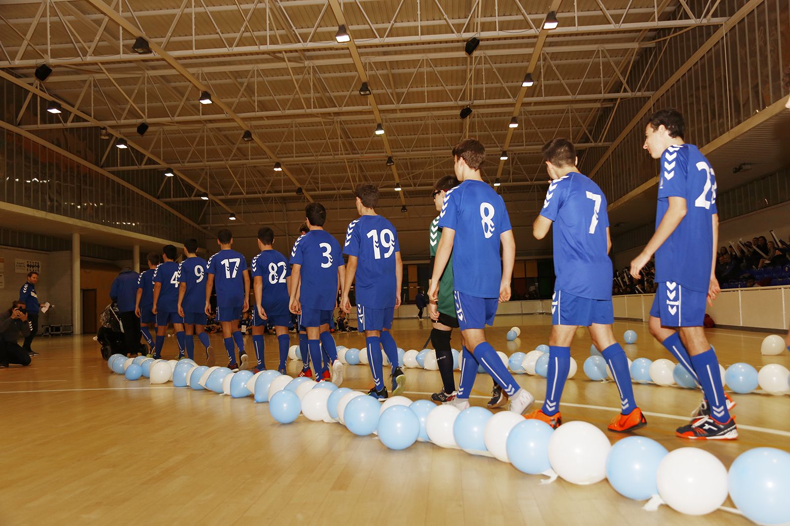 Entrada dels esportistes en la presentació d'equips de l'Olimpyc la Floresta de futbol sala. FOTO: Anna Bassa