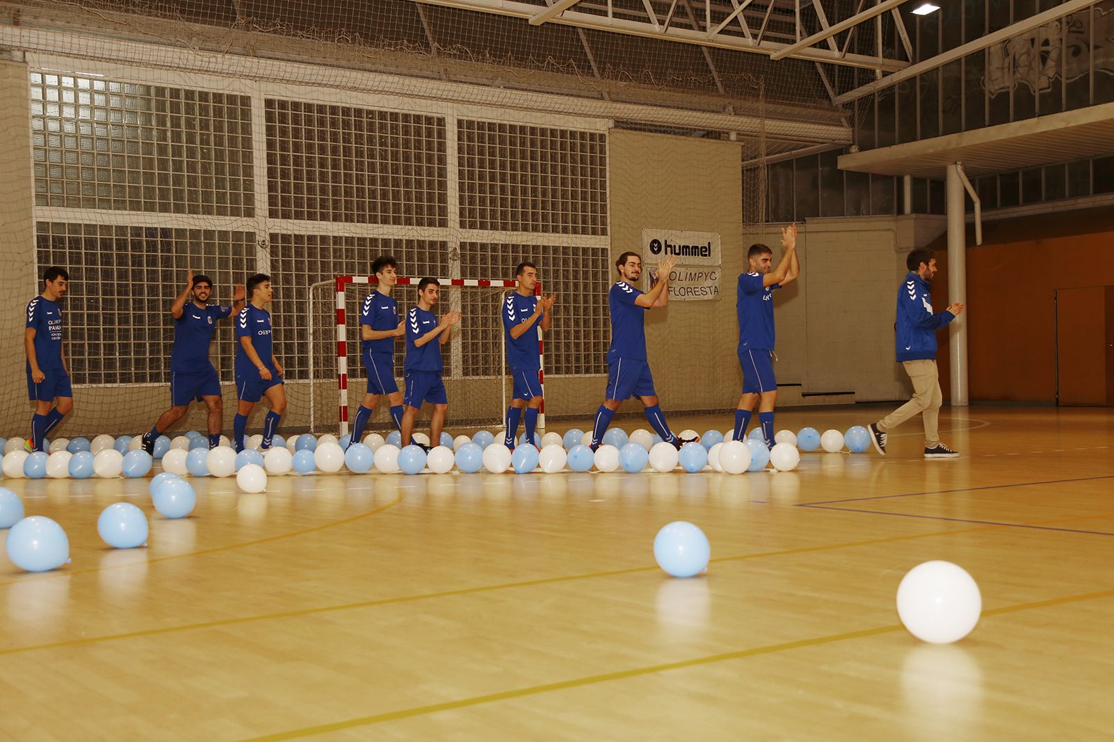 Entrada dels esportistes en la presentació d'equips de l'Olimpyc la Floresta de futbol sala. FOTO: Anna Bassa
