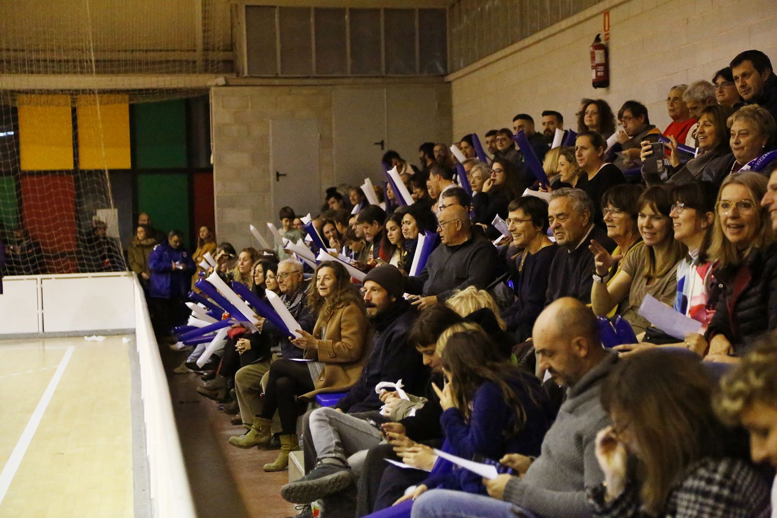 Públic de l'Olimpyc la Floresta de futbol sala. FOTO: Anna Bassa