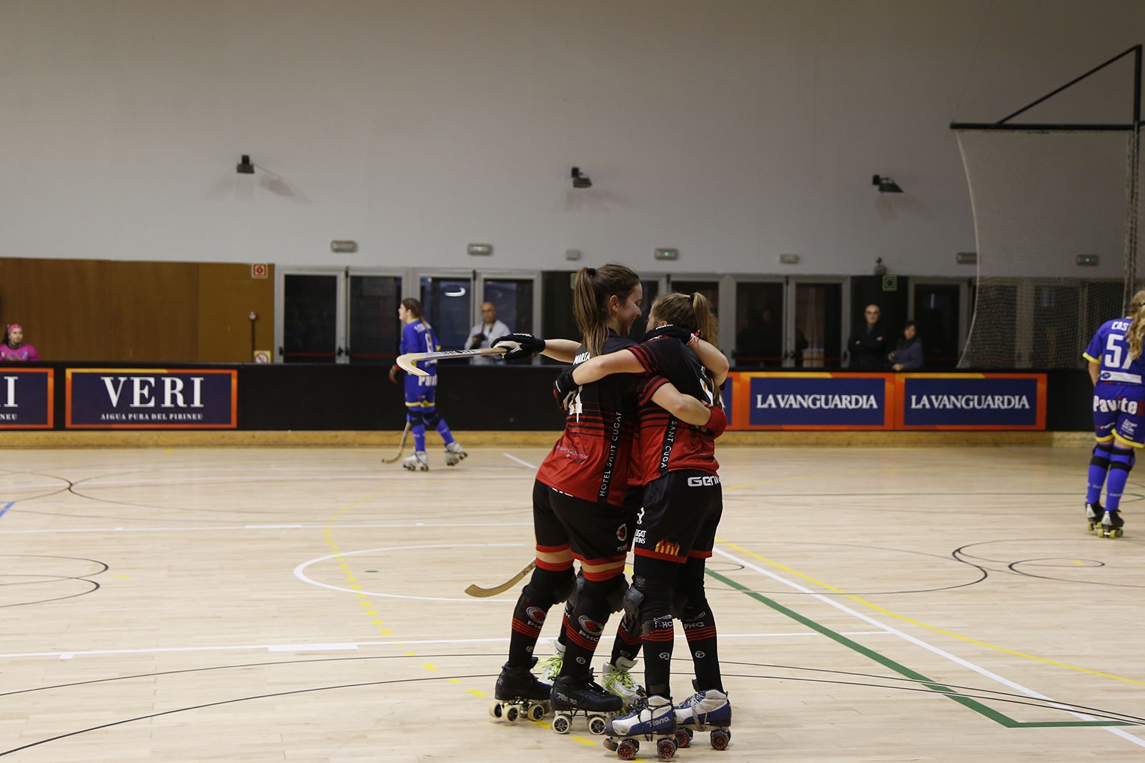 El PHC Sant Cugat celebrant un dels gols contra l'Areces Asturhockey. FOTO: Anna Bassa.