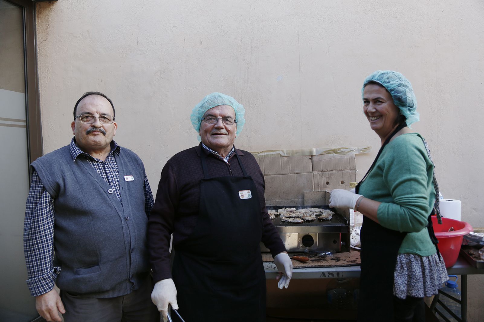 Cuiners al dinar de la comunitat de santcugatencs originaris del municipi agermanat a La Haba societat. FOTO: Anna Bassa