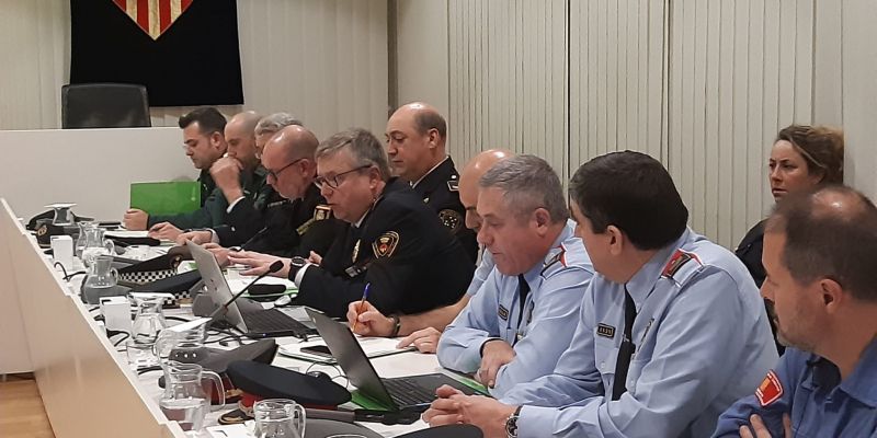 Bombers, Mossos d'Esquadra, Policia Local i Guàrdia Civil, en la Junta de Seguretat. FOTO: Ferran Mitjà