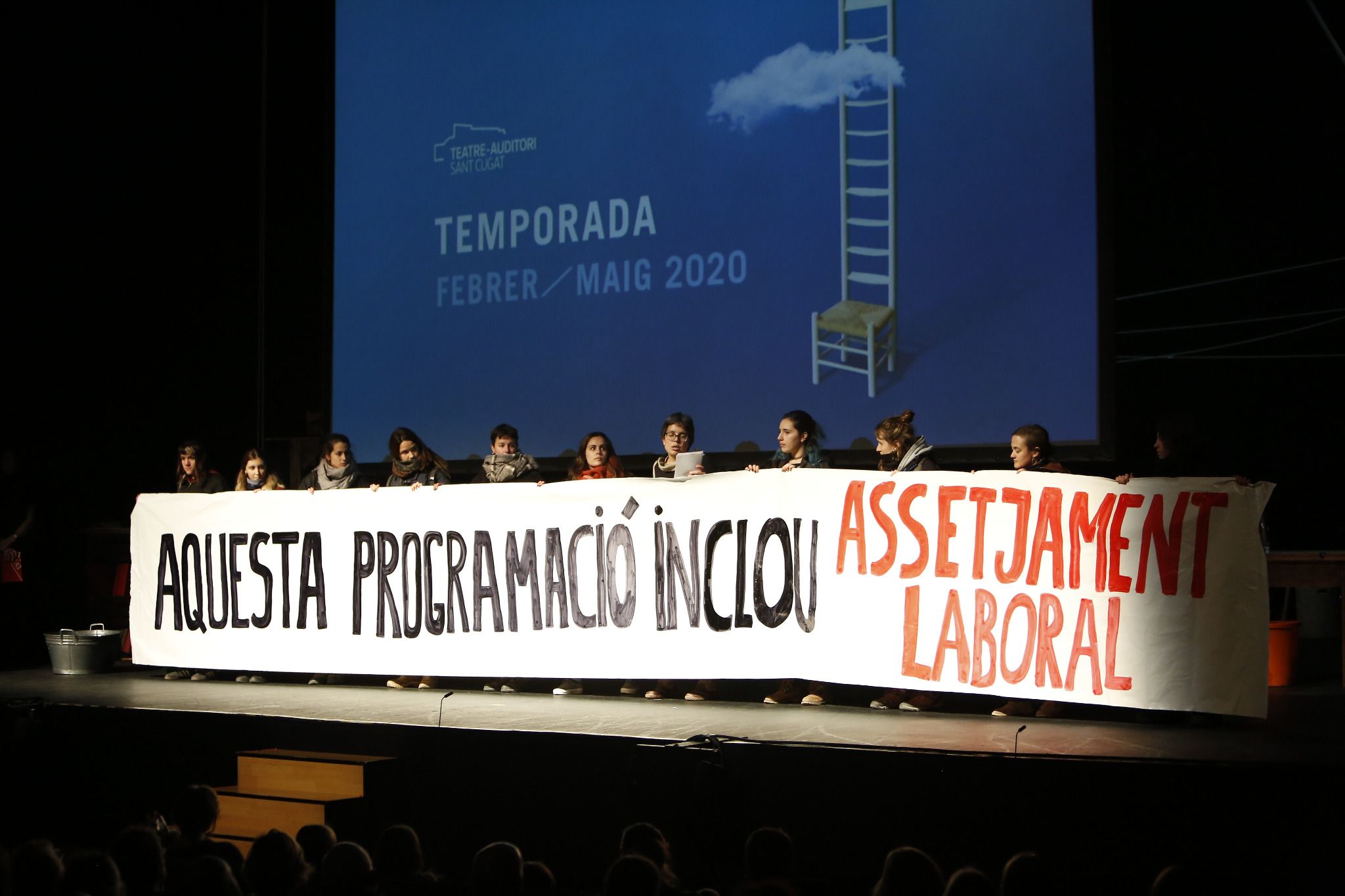 Moment de la protesta a l'escenari del Teatre-Auditori. FOTO: Yves Dimant